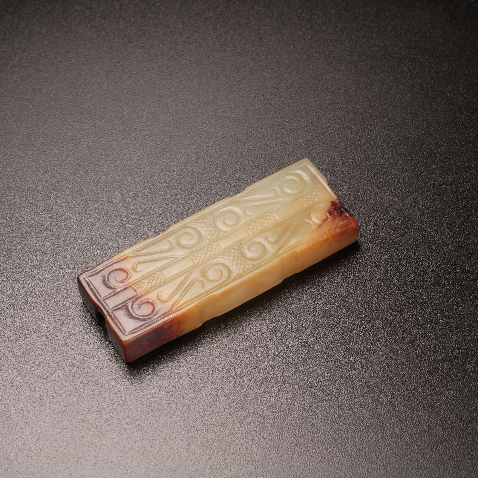 A ANCIENT JADE TOGGLE: Ancient jade toggle