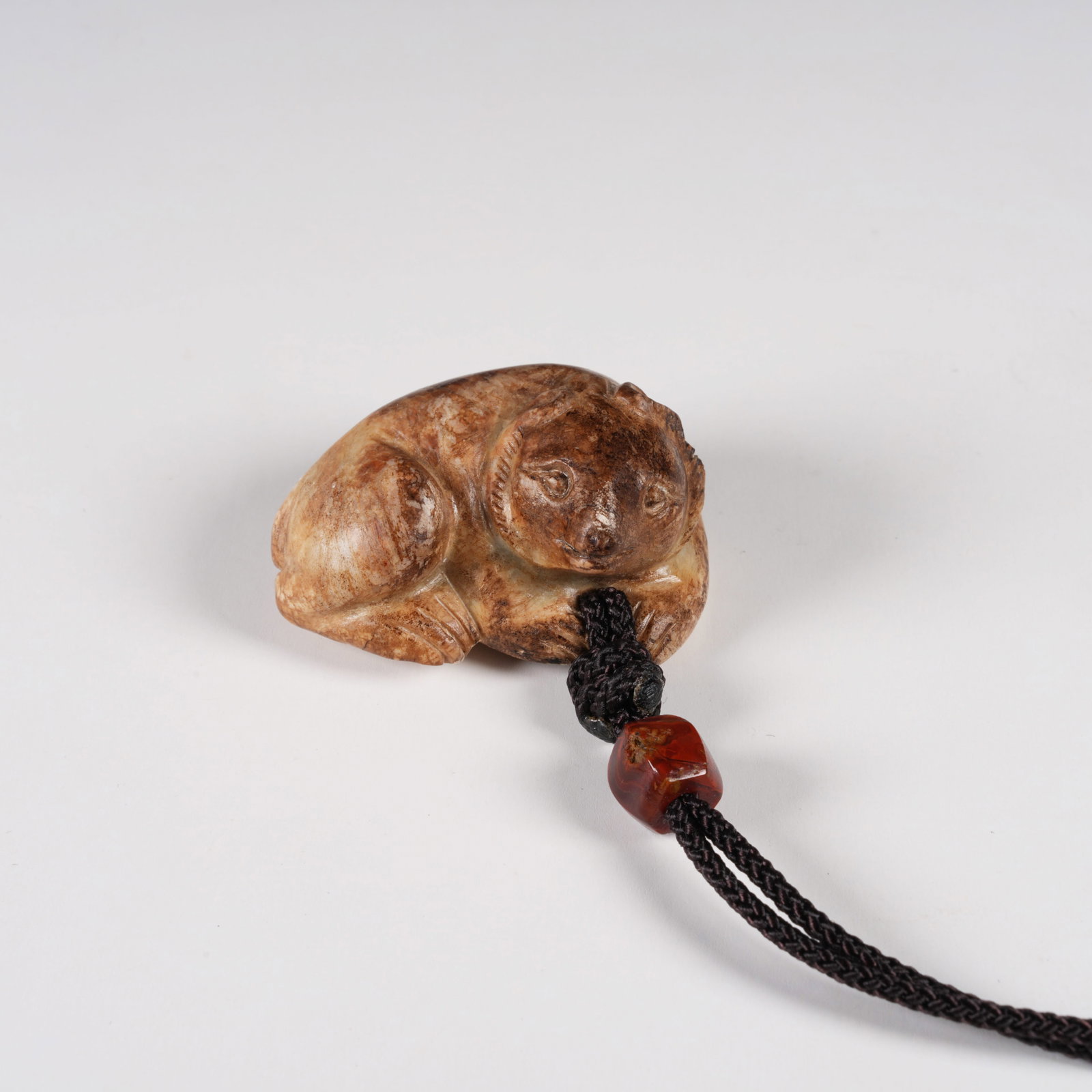 A ARCHAIC JADE BEAR PENDANT (1 of 7)