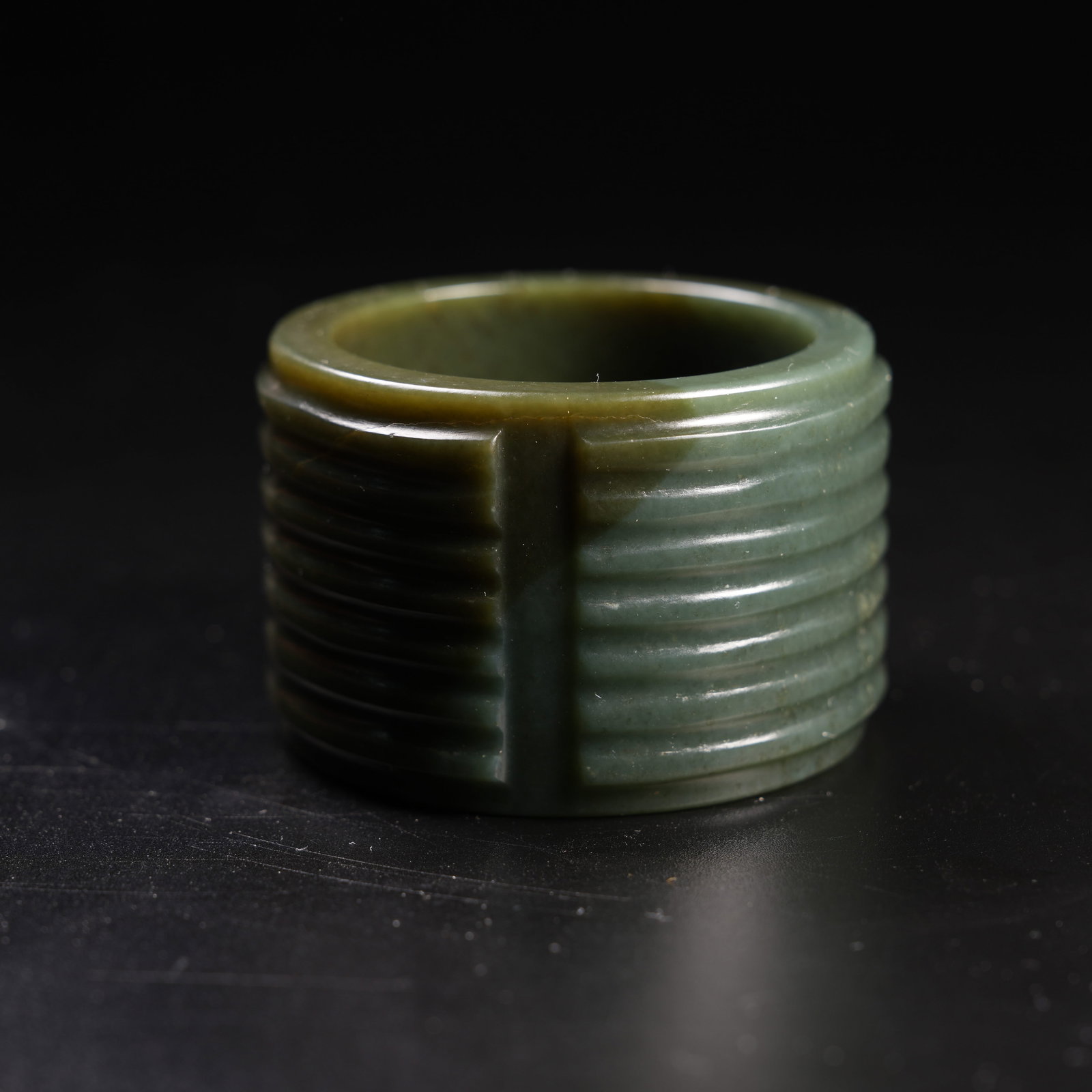 A ANCIENT JADE STRING-PATTERNED HEADBAND: Ancient jade string-patterned headband