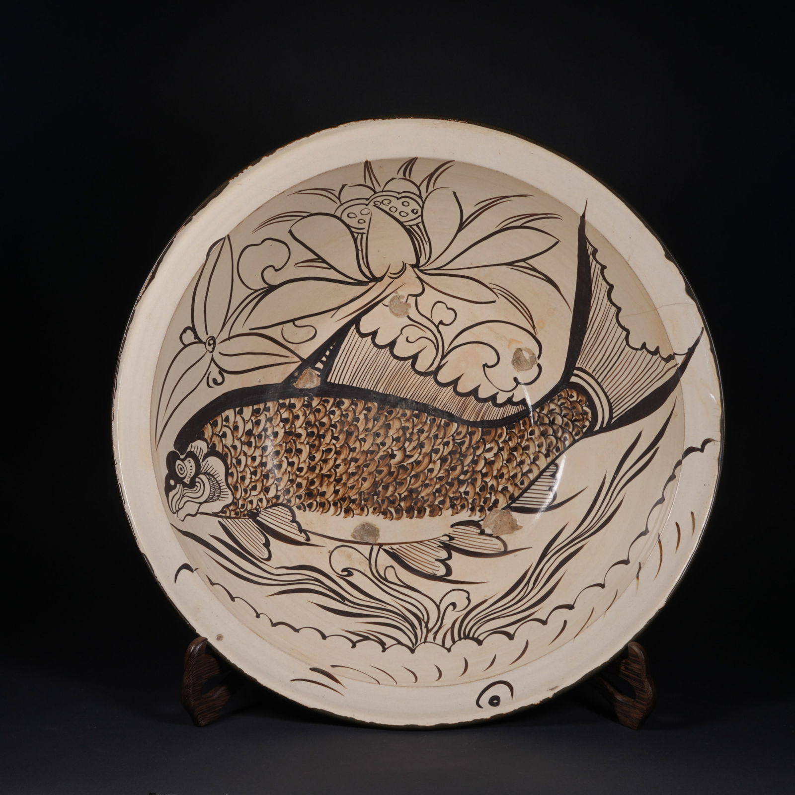 A CIZHOU WARE LARGE BASIN WITH FISH-AND-AQUATIC-PLANT MOTIF (1 of 8)