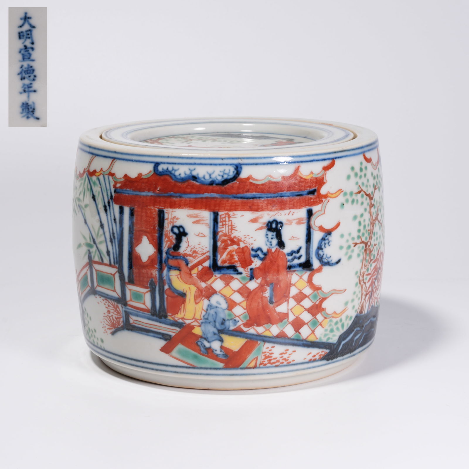 A WUCAI LADY FIGURE MOTIF COVERED JAR: Wucai Lady Figure Motif Covered Jar