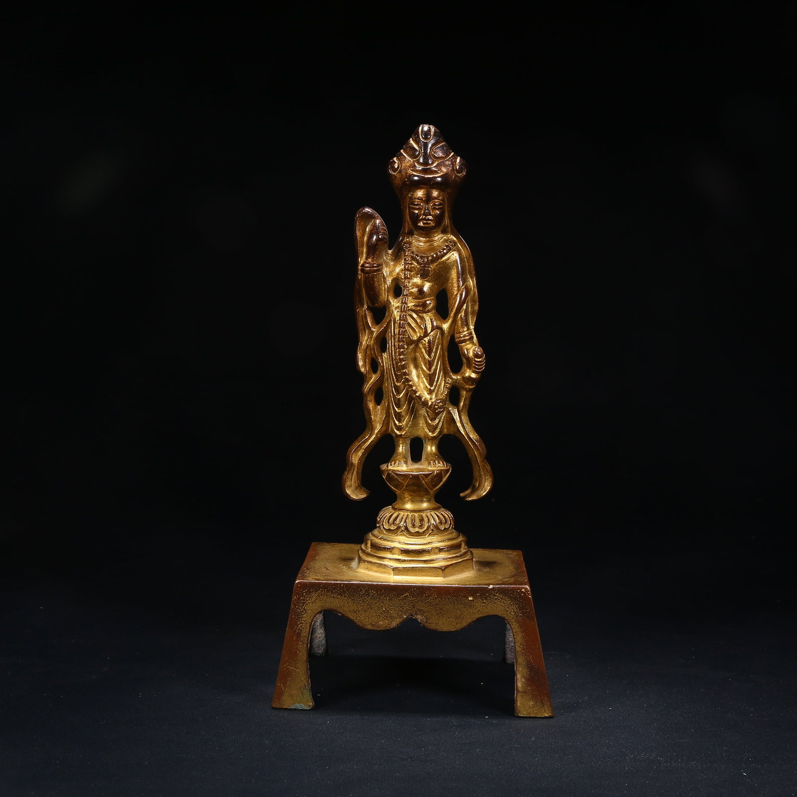 A GILT BRONZE WILLOW BRANCH AVALOKITESHVARA (GUANYIN) STATUE: Gilt Bronze Willow Branch Avalokiteshvara (Guanyin) Statue