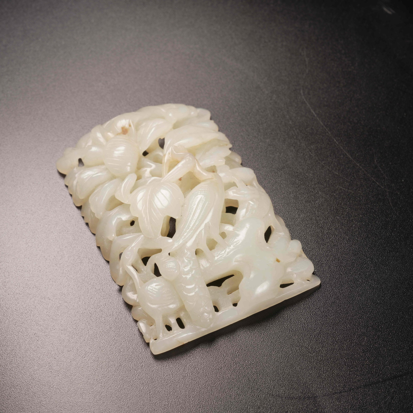 A HETIAN JADE FLORAL-PATTERN BELT ORNAMENT: Hetian jade floral-pattern belt ornament