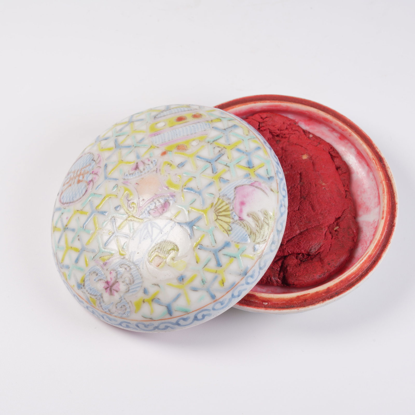 A WESTERN-STYLE ENAMEL INK PASTE BOX WITH AUSPICIOUS FRUIT MOTIF: Western-style enamel ink paste box with auspicious fruit motif