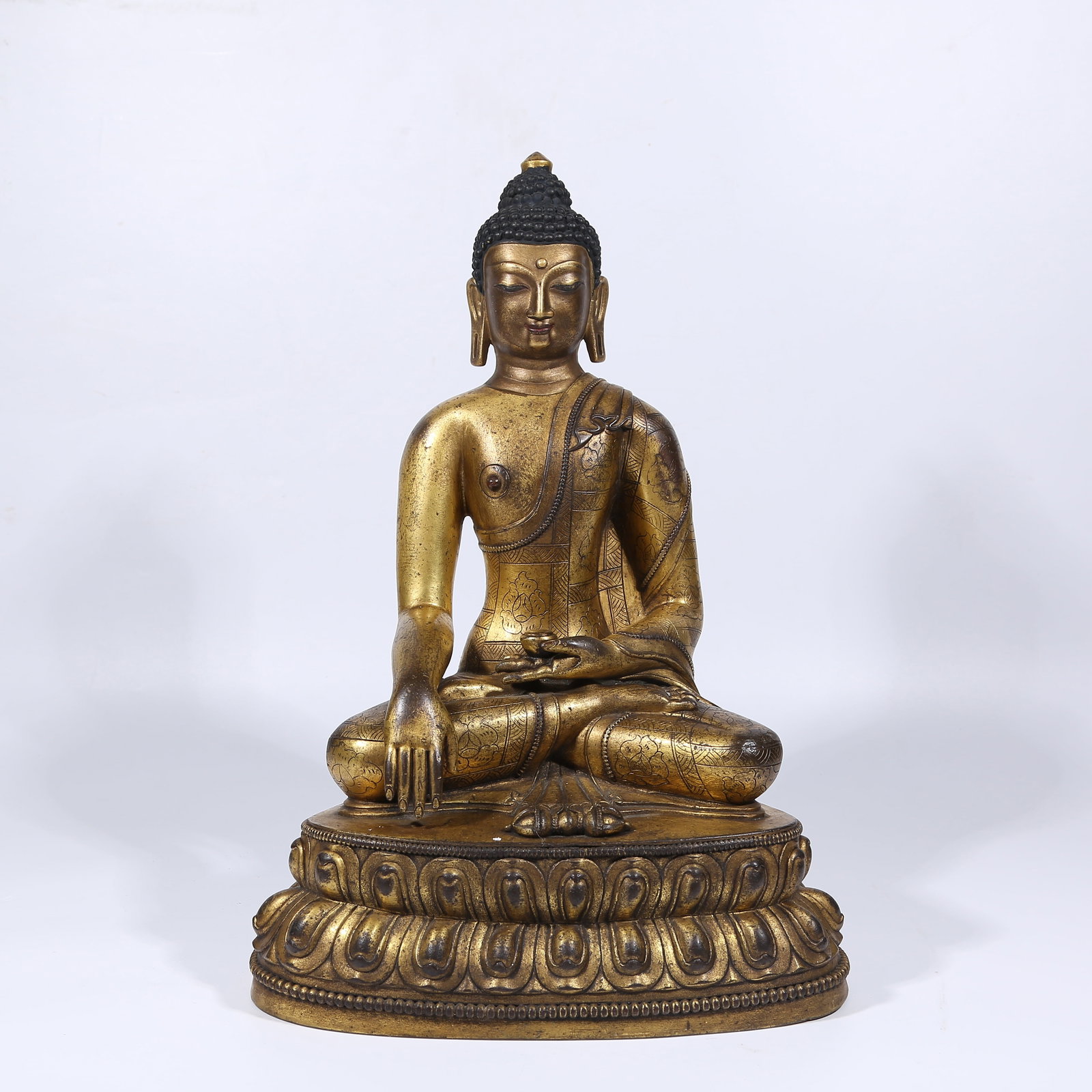 A GILT BRONZE SHAKYAMUNI STATUE (1 of 9)