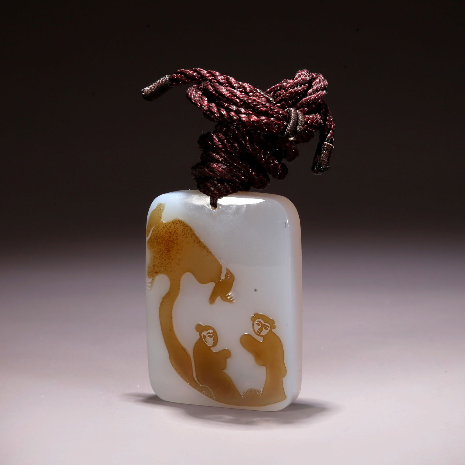 A AGATE CARVED SNUFF BOTTLE WITH FIGURAL MOTIF (1 of 9)