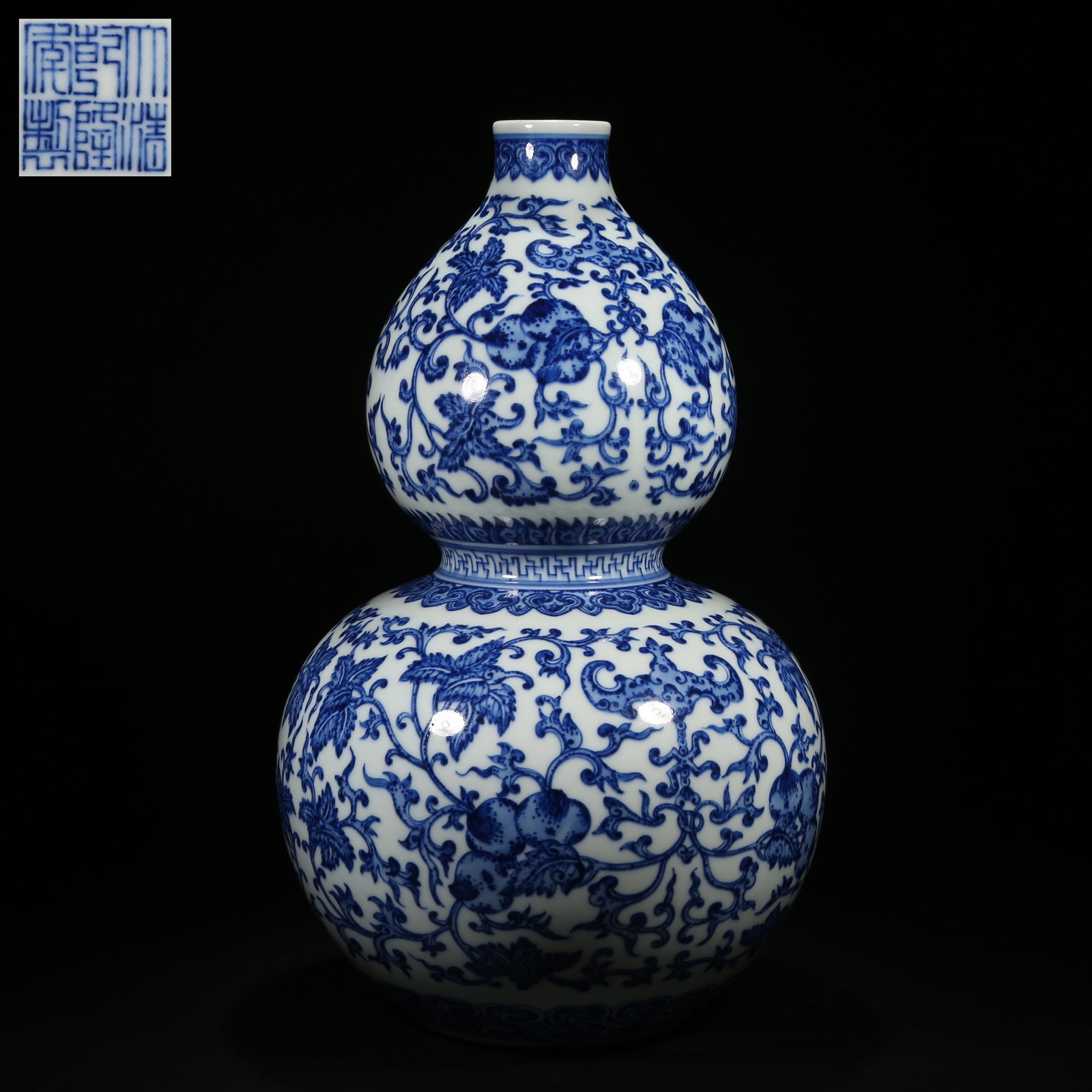A BLUE AND WHITE ENTWINED BRANCH LONGEVITY PEACH PATTERN GOURD VASE (1 of 9)