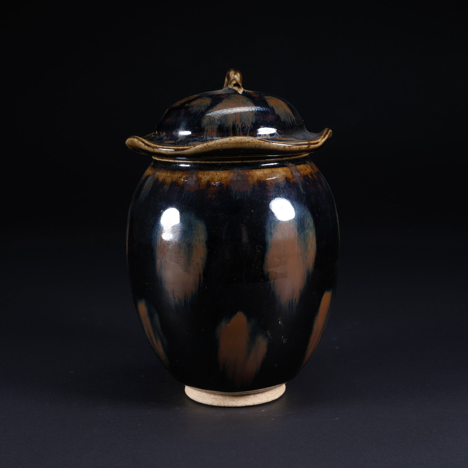 A BLACK-GLAZED JAR WITH LOTUS-LEAF COVER (1 of 9)