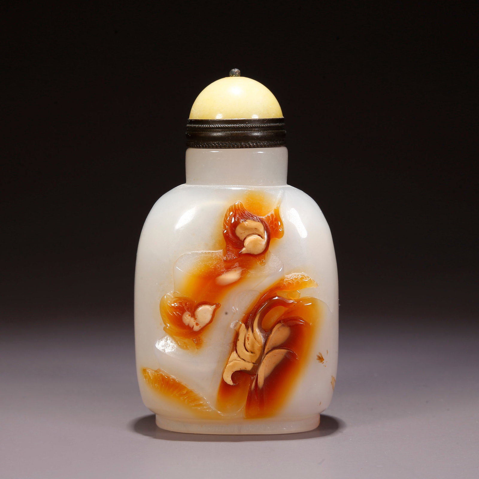 A AGATE CARVED DUCK-SHAPED SNUFF BOTTLE (1 of 8)