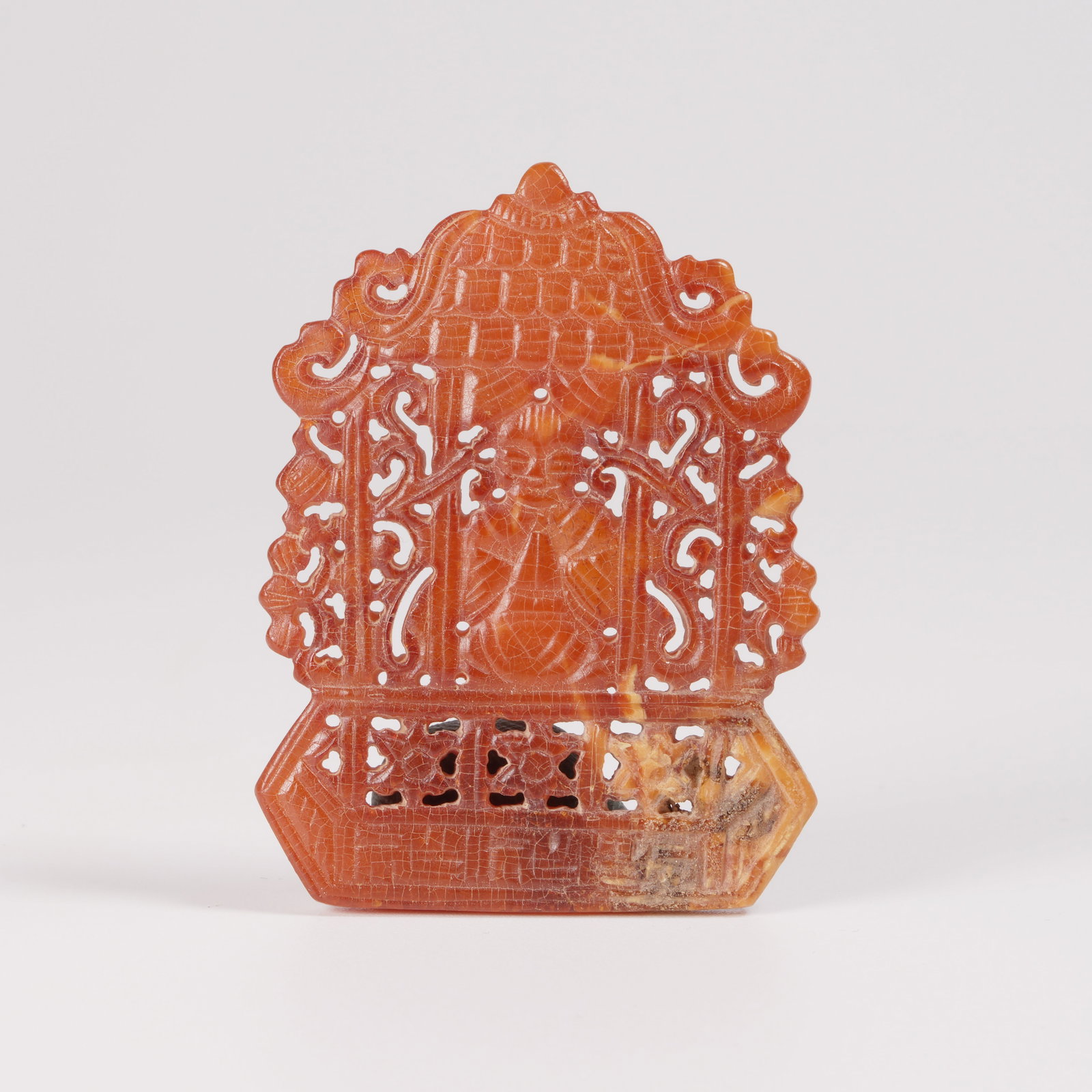 A HONEY-AMBER PENDANT WITH PAVILION-AND-FIGURE MOTIFS (1 of 7)