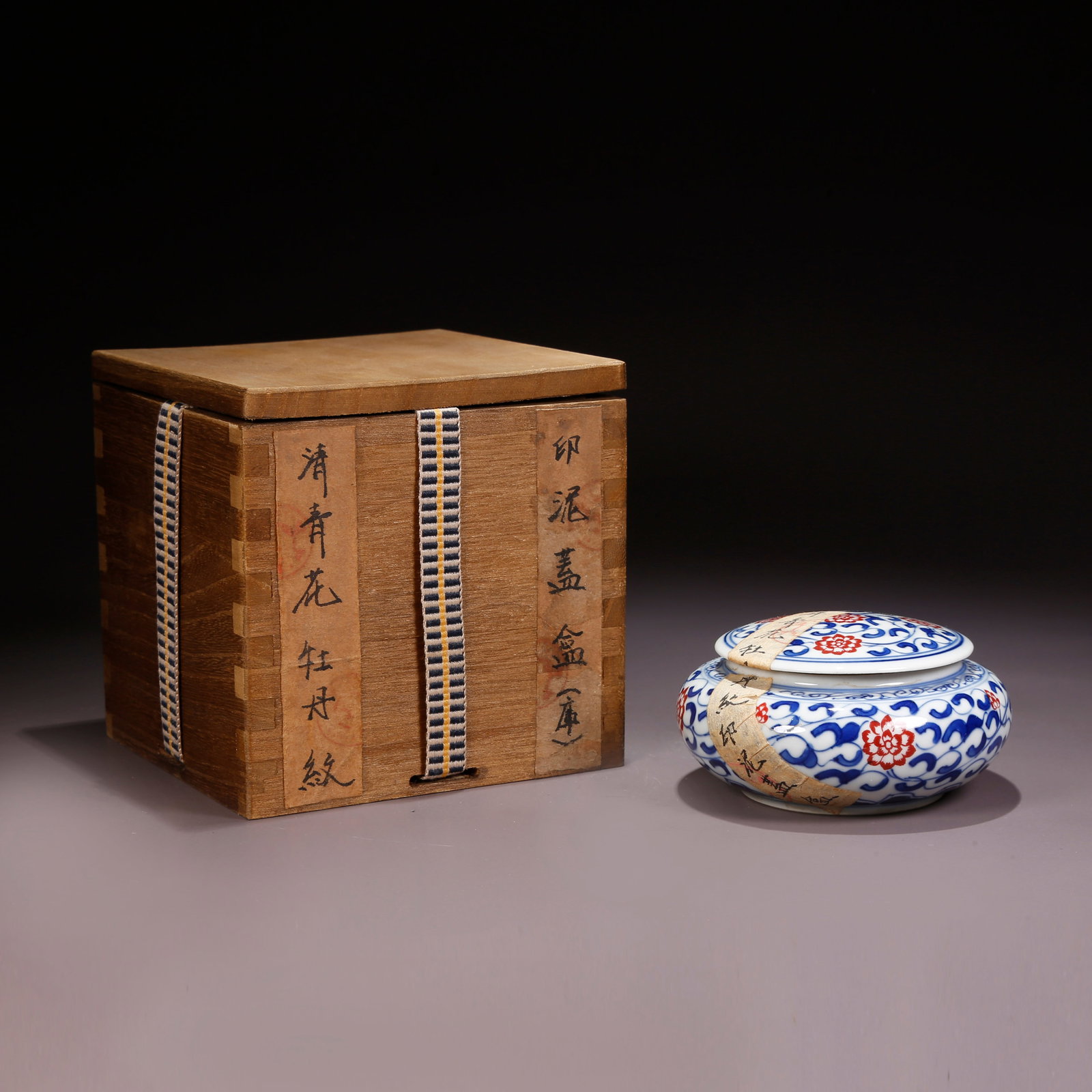 A BLUE-AND-WHITE SEAL INK BOX WITH FLORAL MOTIF (1 of 9)