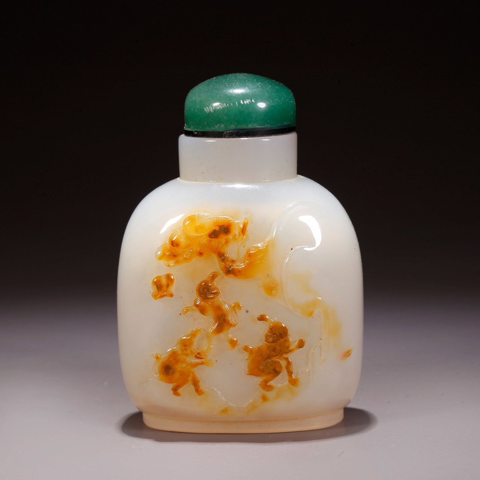 A AGATE CARVED SNUFF BOTTLE WITH MONKEY MOTIF (1 of 9)
