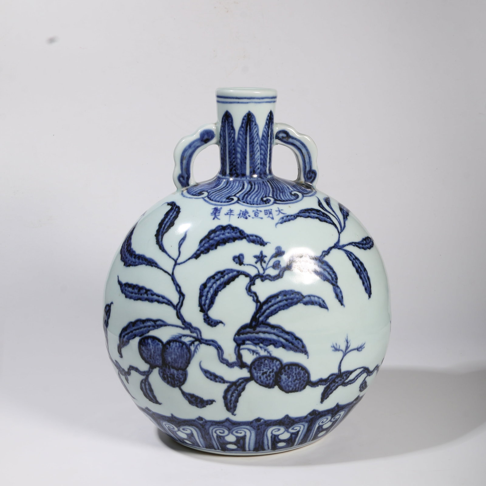 A BLUE-AND-WHITE GOURD-SHAPED VASE WITH FRUIT AND BEAST MOTIF (1 of 16)
