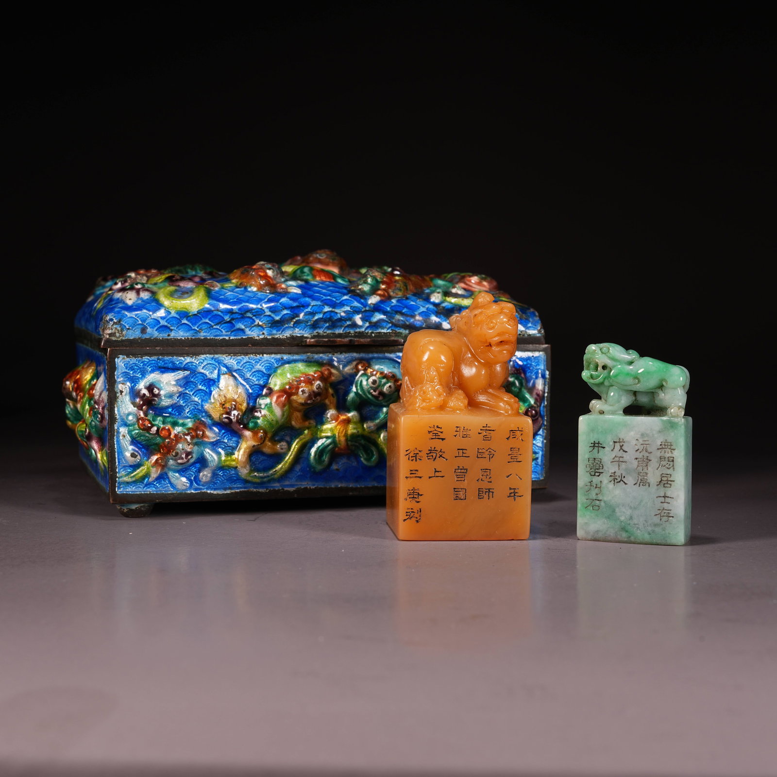 A SET OF SHOUSHAN STONE AND JADE SEALS WITH BEAST KNOBS (1 of 9)