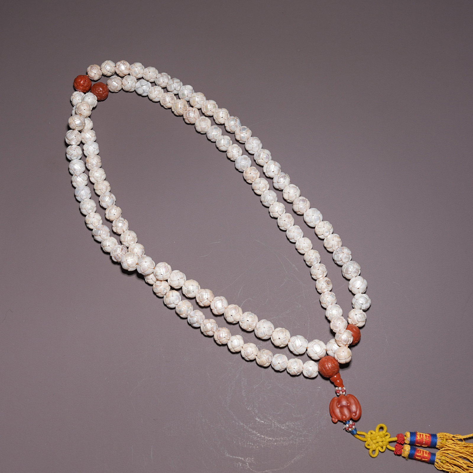A MOTHER-OF-PEARL COURT NECKLACE: Mother-of-Pearl Court Necklace