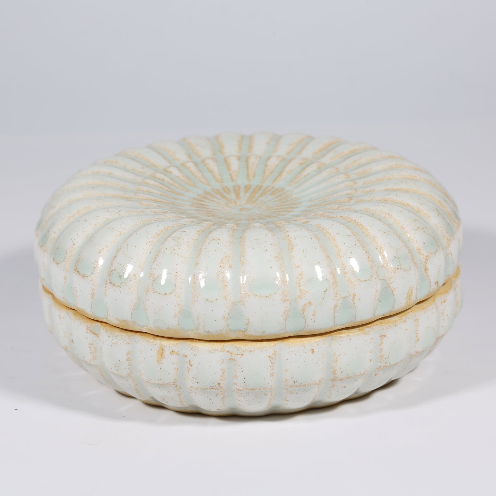 A YINGQING GLAZE CHRYSANTHEMUM-PETAL BOX (1 of 9)