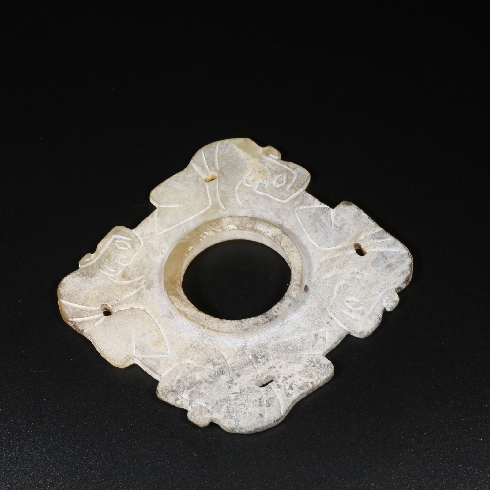 A ANCIENT JADE RING (1 of 9)