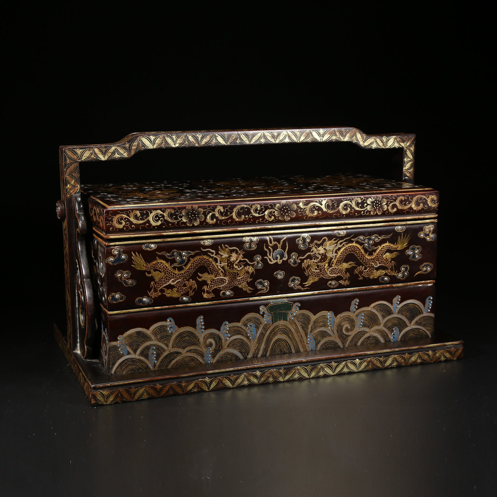A LACQUERED BOX WITH CLOUD AND DRAGON DESIGN, PAINTED IN GOLD AND SILVER (1 of 11)