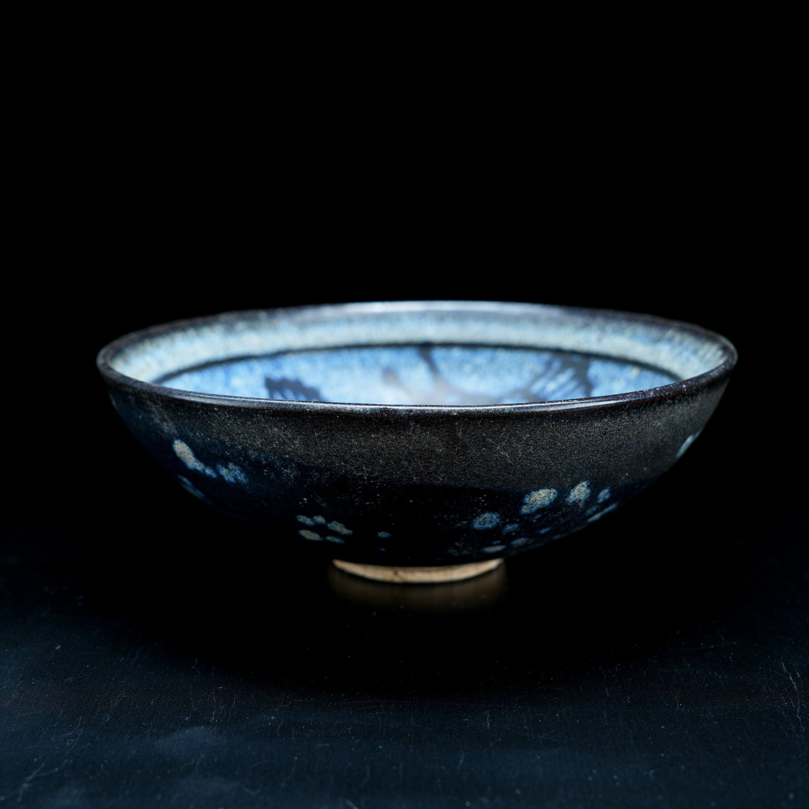 A JIZHOU KILN TEA BOWL WITH PAPER-CUT APPLIED THREE FISH MOTIF (1 of 10)
