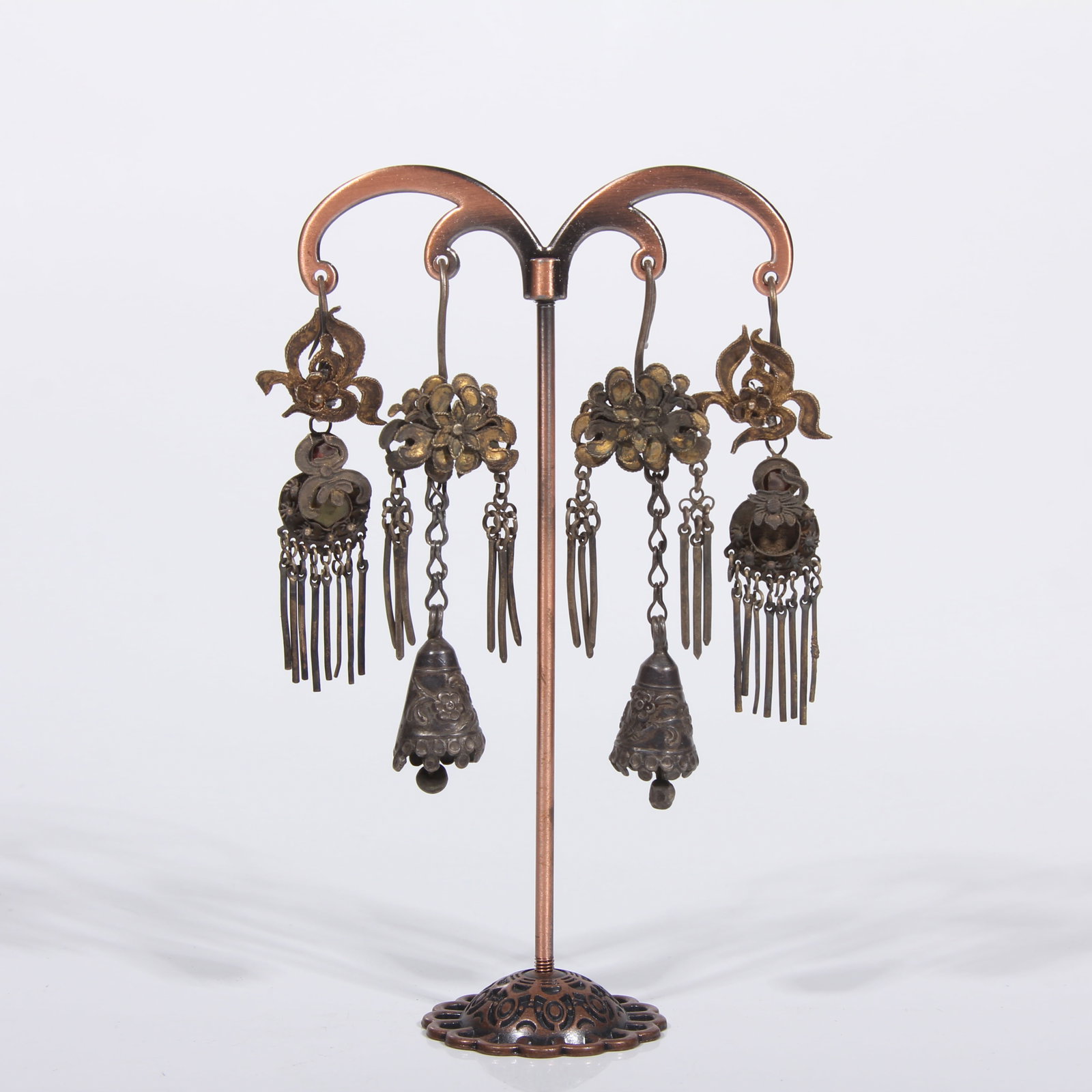 A SET OF SILVER EAR PENDANTS (1 of 14)