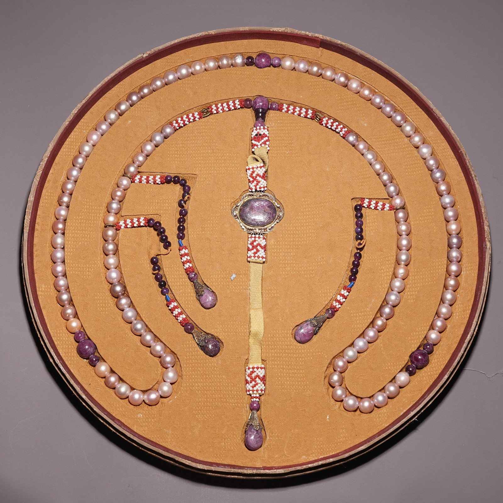 A EASTERN PEARL COURT NECKLACE (1 of 9)