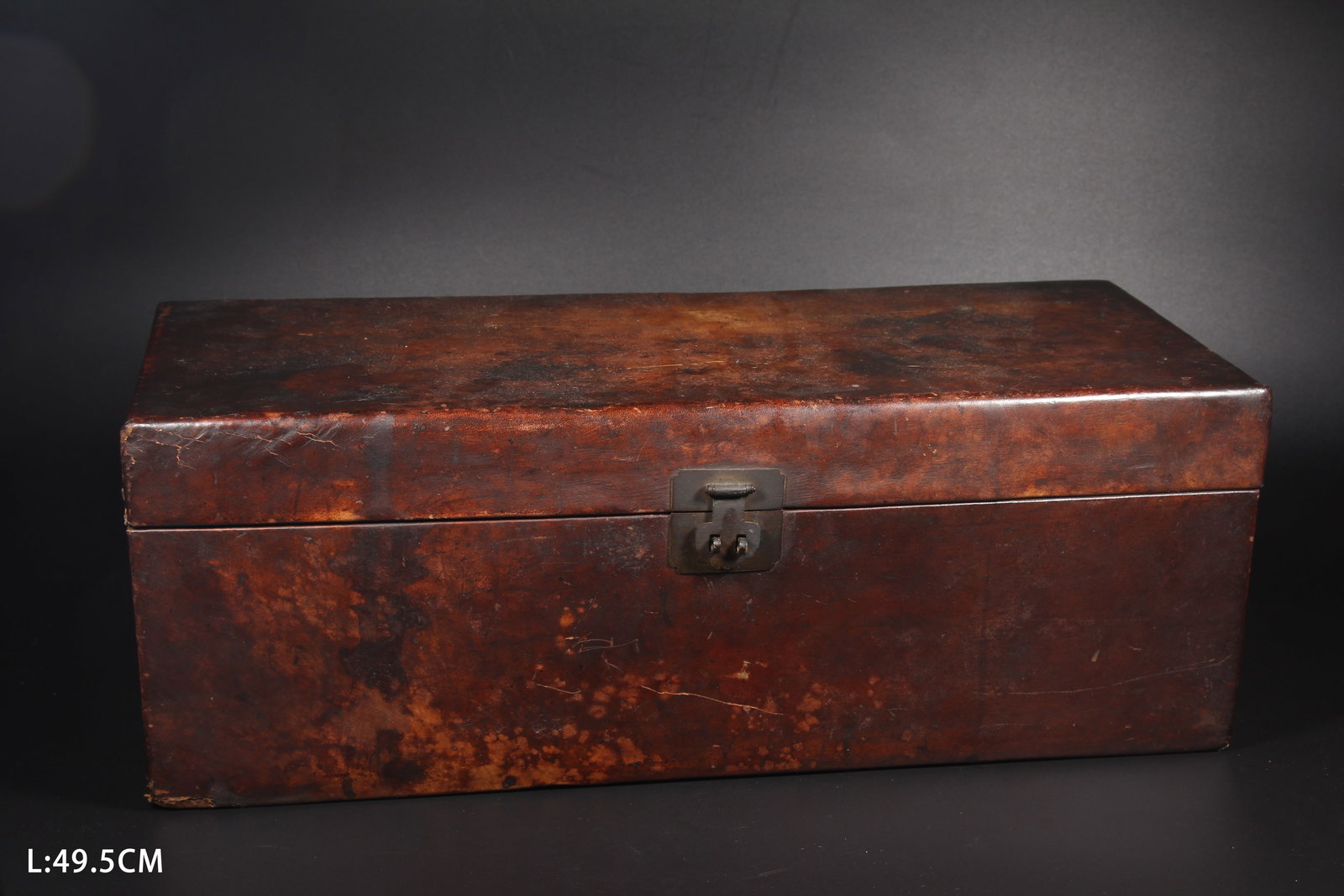 A LEATHER JEWELRY BOX (1 of 17)