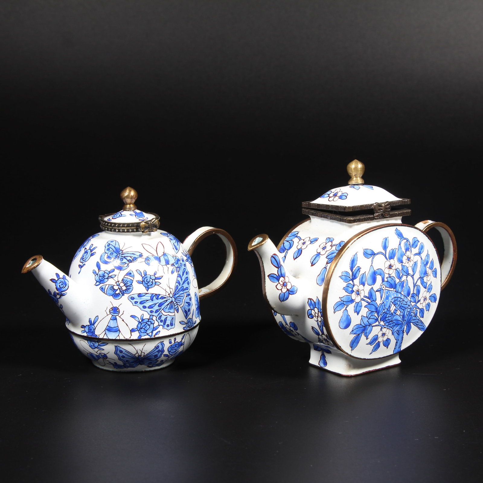 A SET OF BRONZE-BODY BLUE-AND-WHITE FLORAL EWERS (1 of 14)