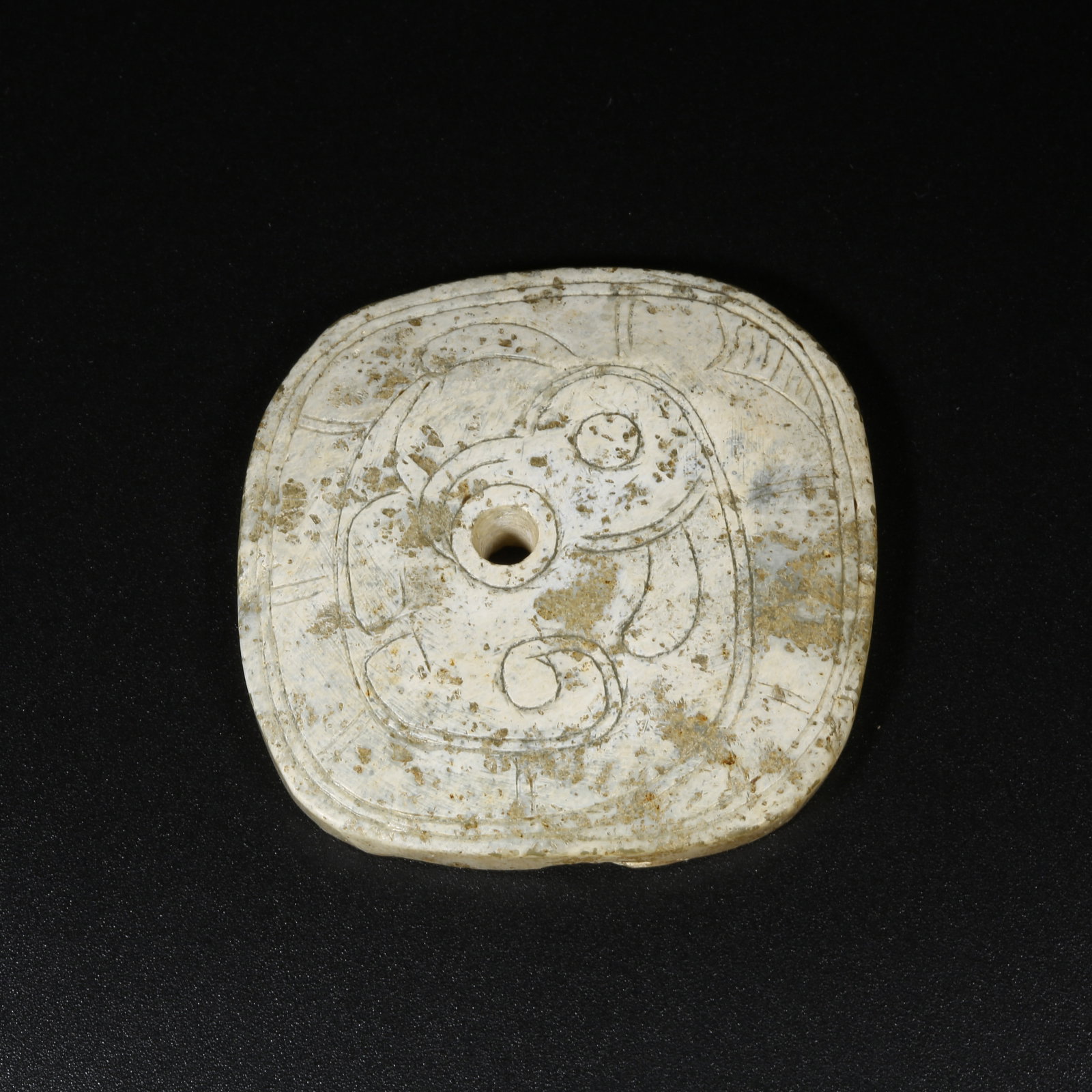 A ANCIENT JADE HANGING ORNAMENT (1 of 7)