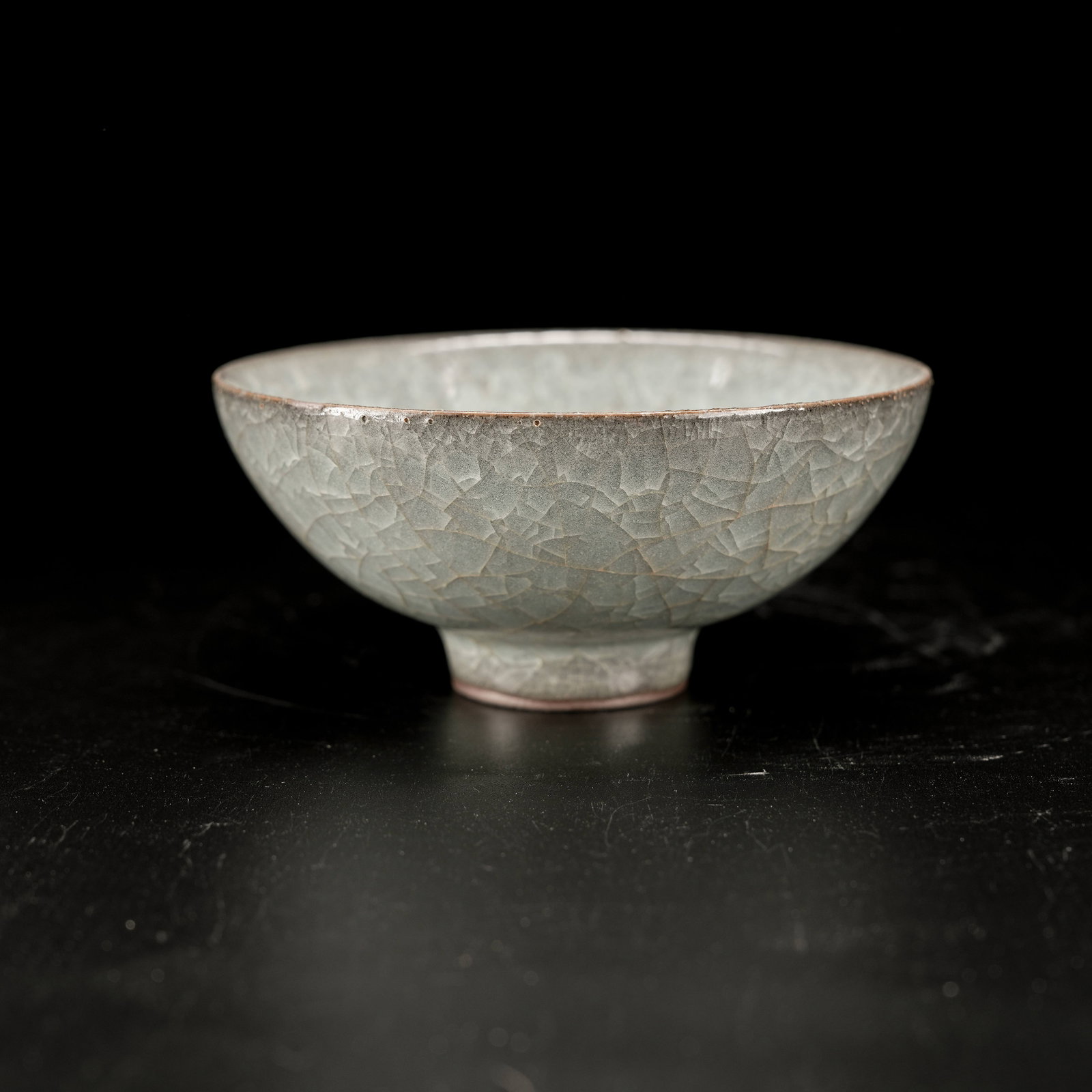 A GRAY-BLUE GLAZED ICE-CRACK CONICAL TEA CUP (1 of 7)