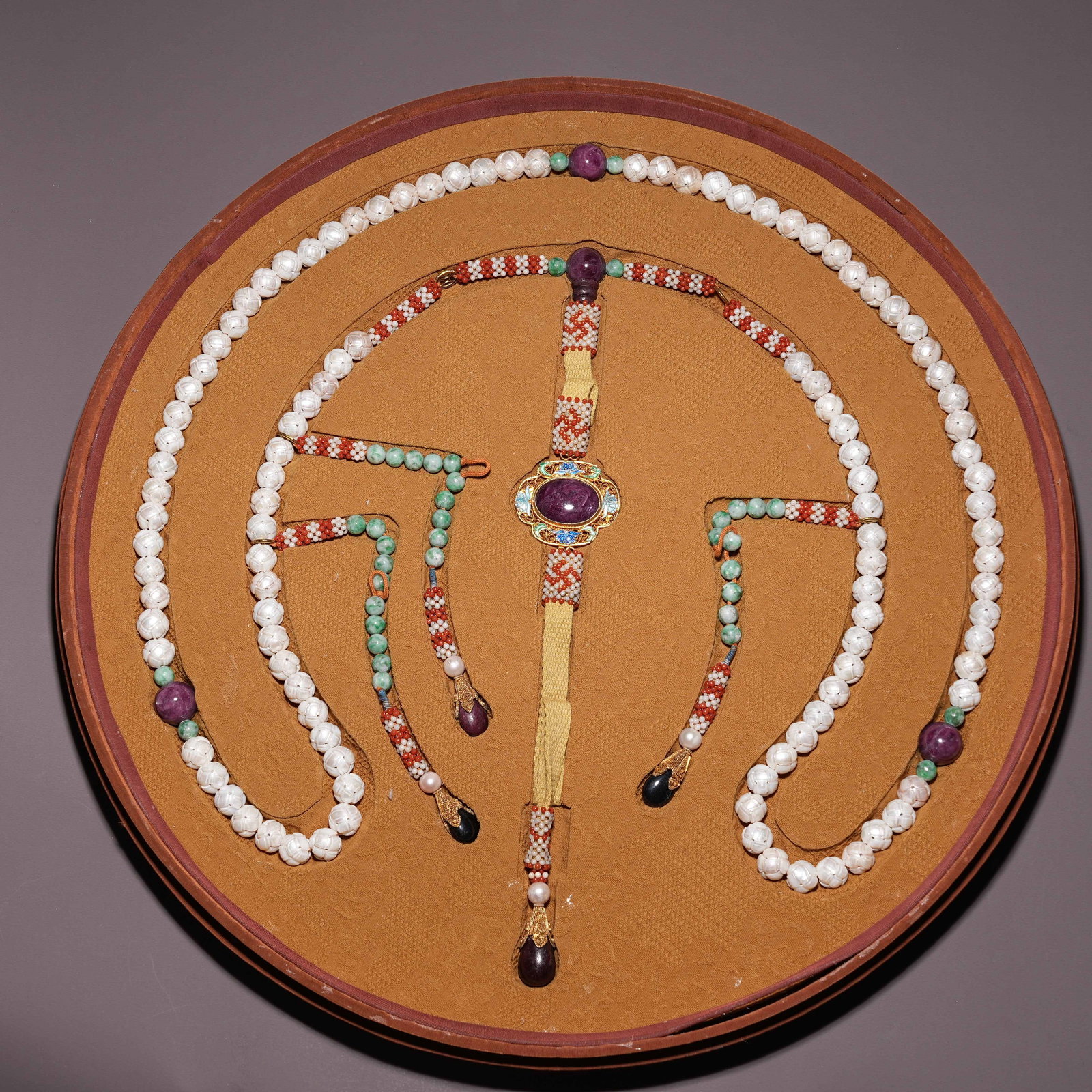 A MOTHER-OF-PEARL COURT NECKLACE: Mother-of-Pearl Court Necklace