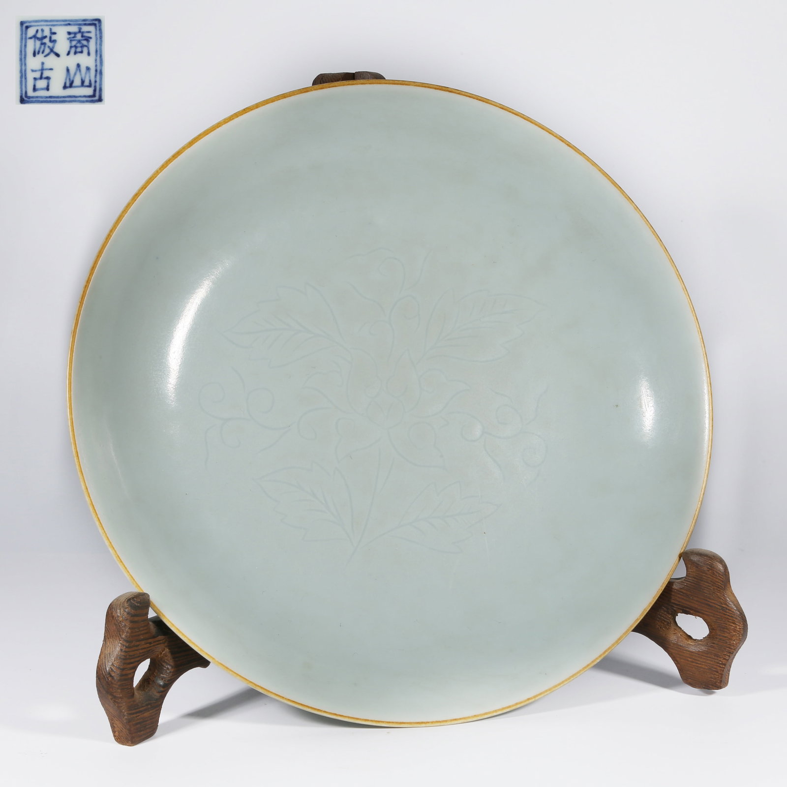 A EGGSHELL-WHITE GLAZE PLATE WITH INCISED FLORAL MOTIF (1 of 8)