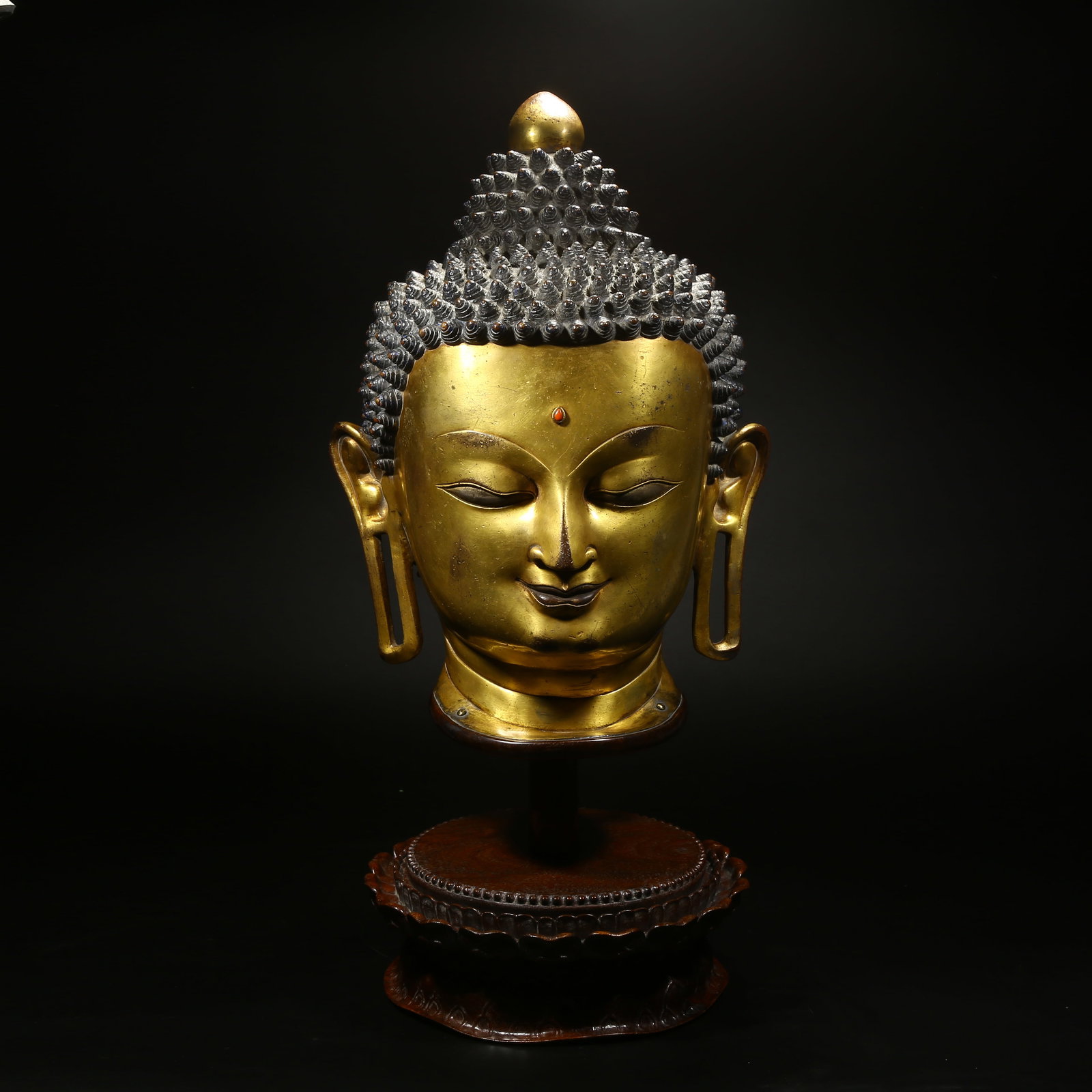 A BRONZE GILT BUDDHA HEAD (1 of 7)