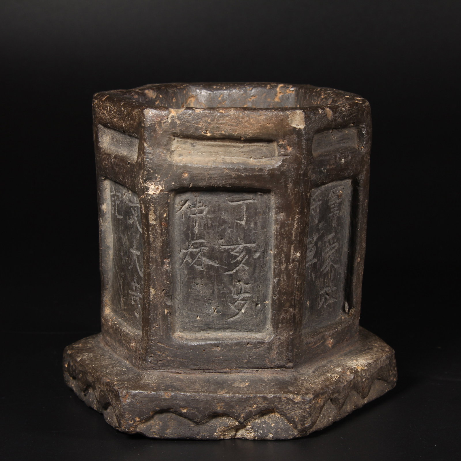 A STONE-CARVED BRUSH POT WITH INSCRIPTION (1 of 10)