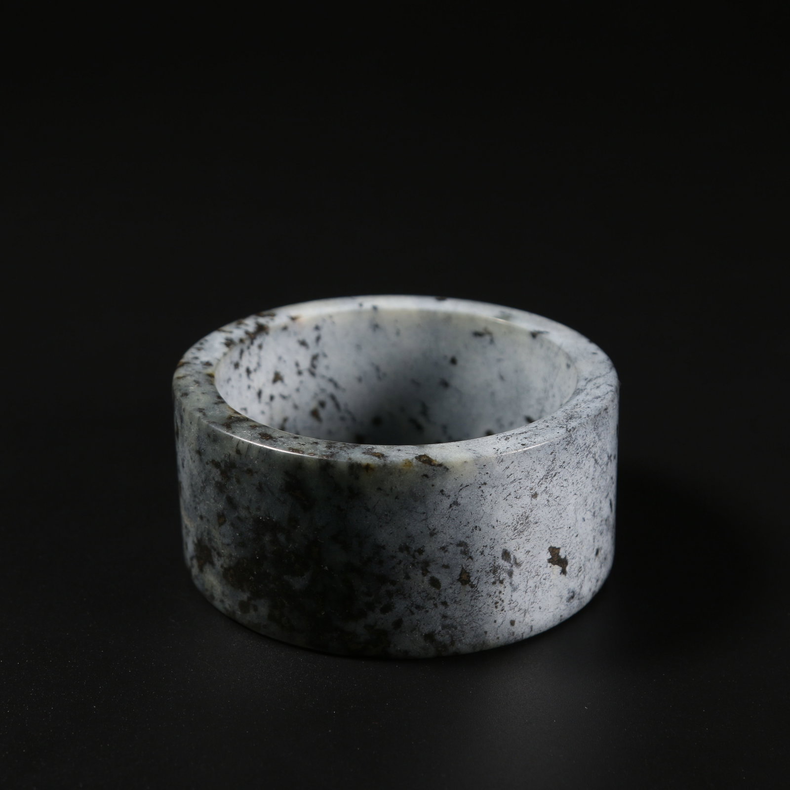 A ARCHAIC JADE RING (1 of 8)