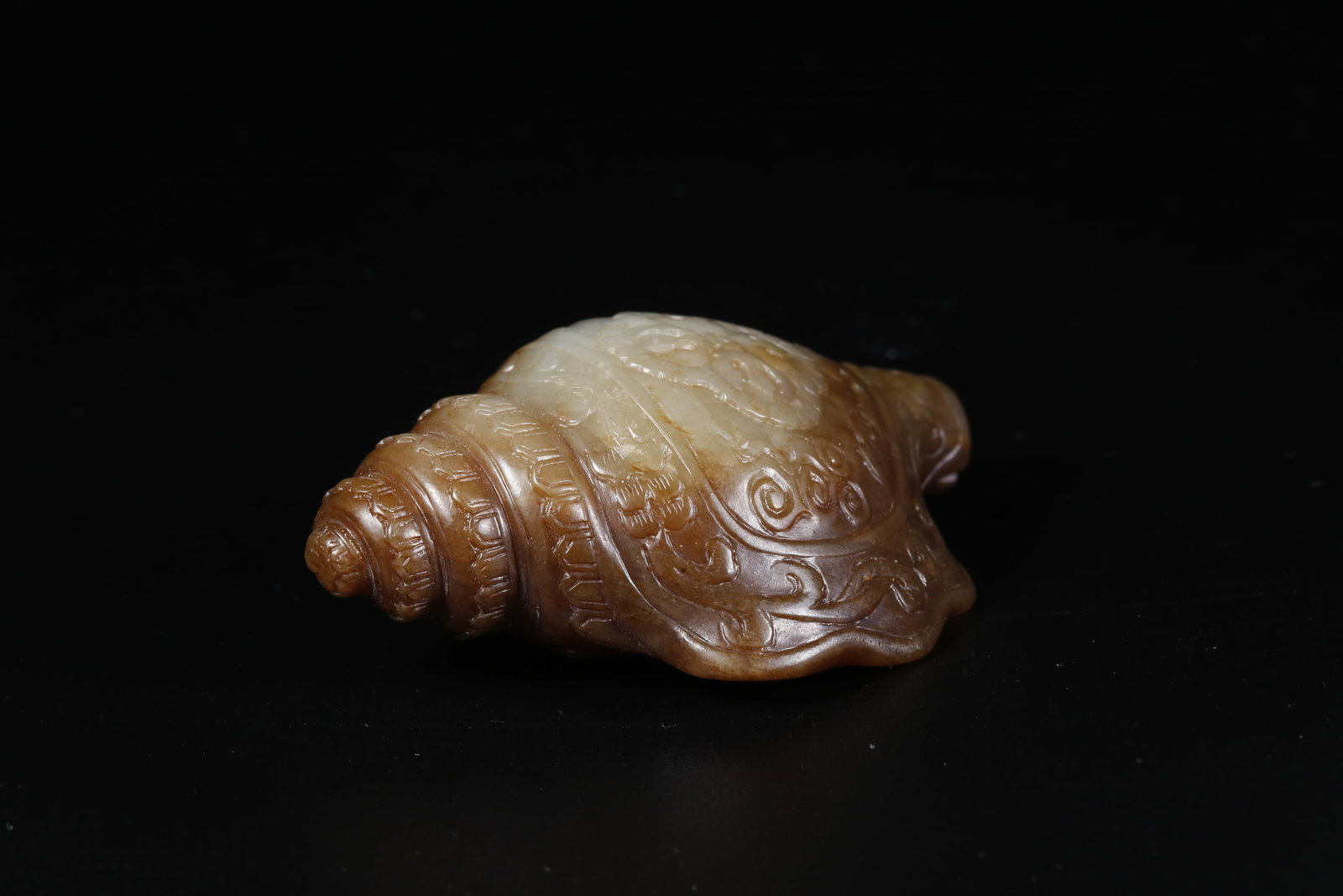 A HETIAN JADE CARVED CONCH (1 of 9)