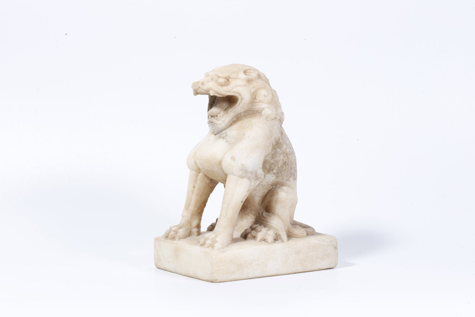 A WHITE MARBLE LION ORNAMENT (1 of 10)