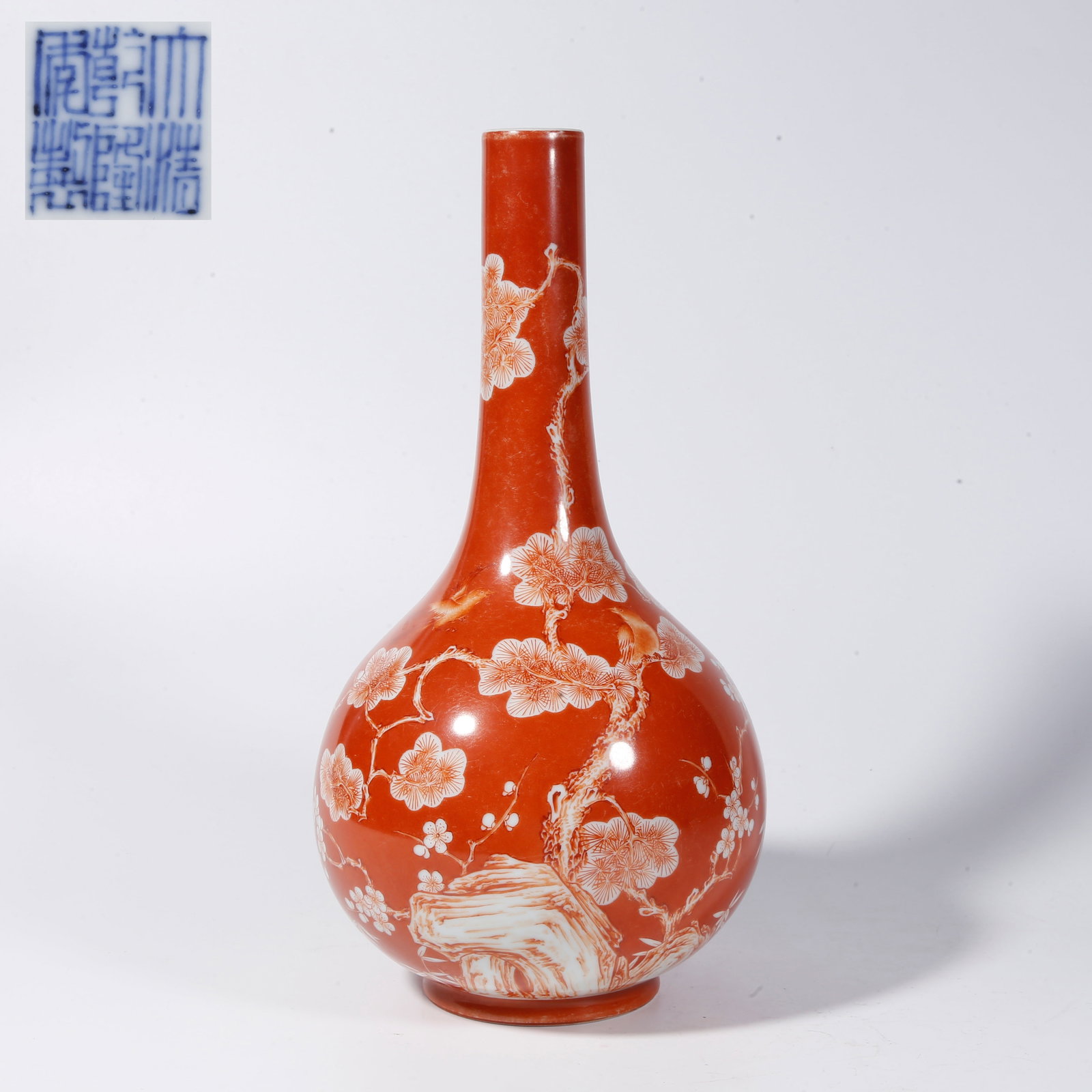 A UNDERGLAZE-RED LONG-NECK VASE WITH RESERVED WHITE (1 of 10)