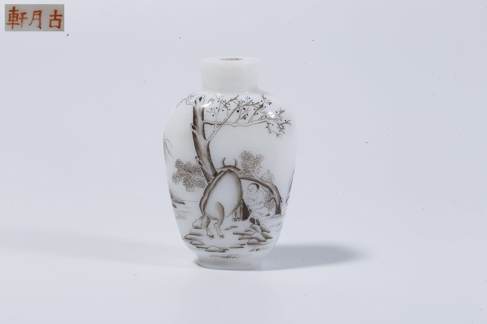 A MATERIAL WARE SNUFF BOTTLE WITH FIGURE STORY DECORATION (1 of 10)