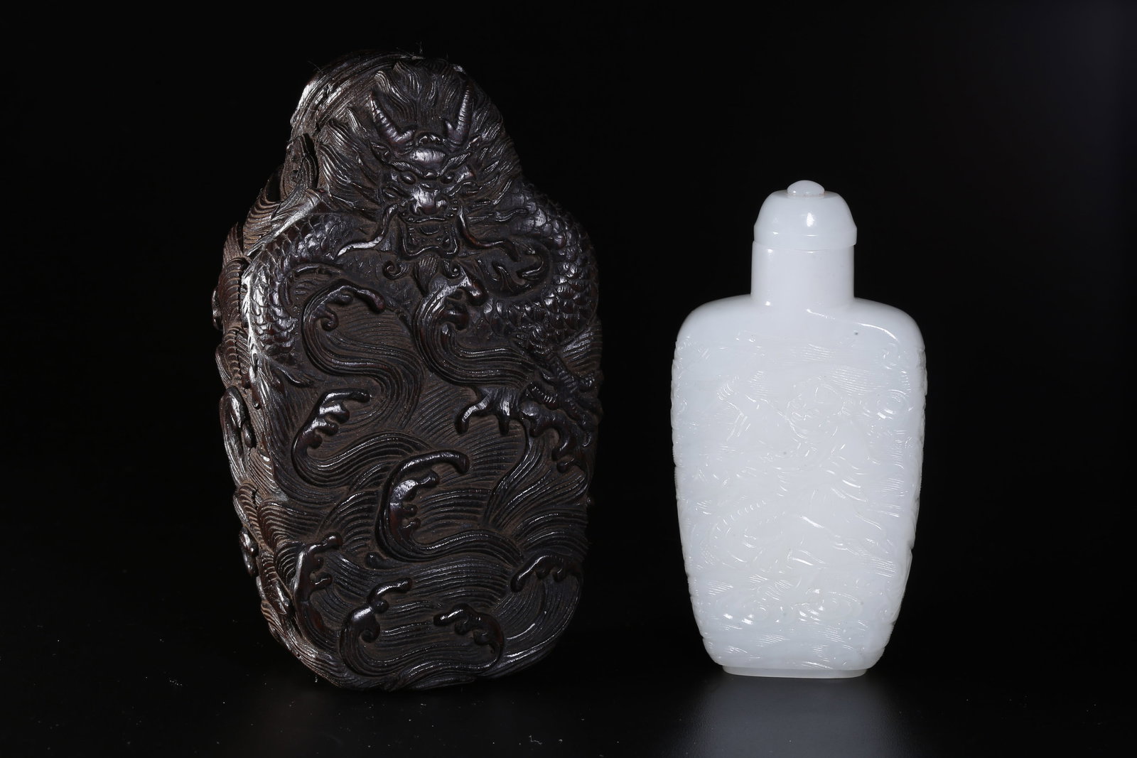 A HETIAN JADE CARVED SNUFF BOTTLE WITH NARRATIVE FIGURES (WITH ROSEWOOD BOX) (1 of 11)