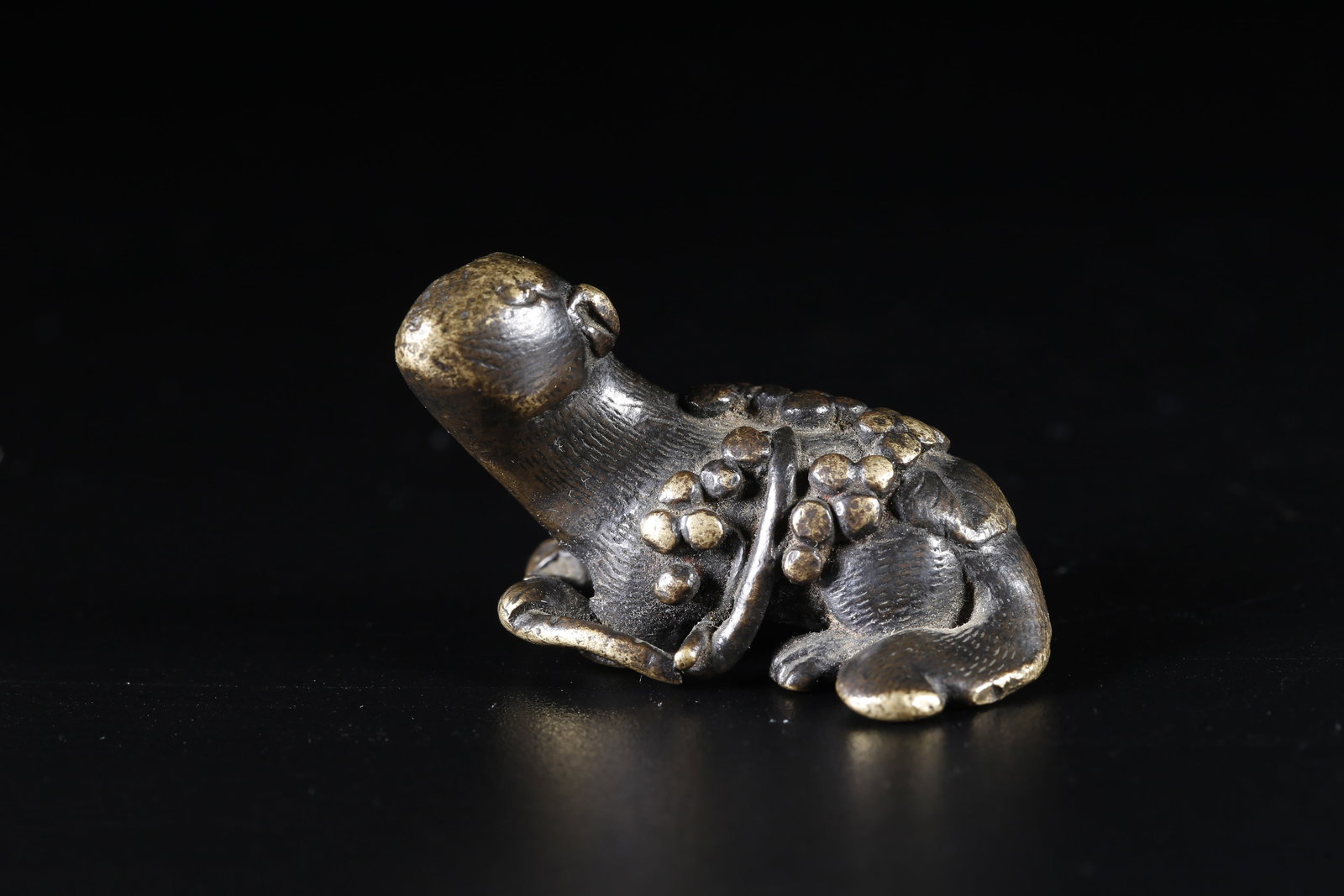 A BRONZE ANIMAL ORNAMENT (1 of 9)