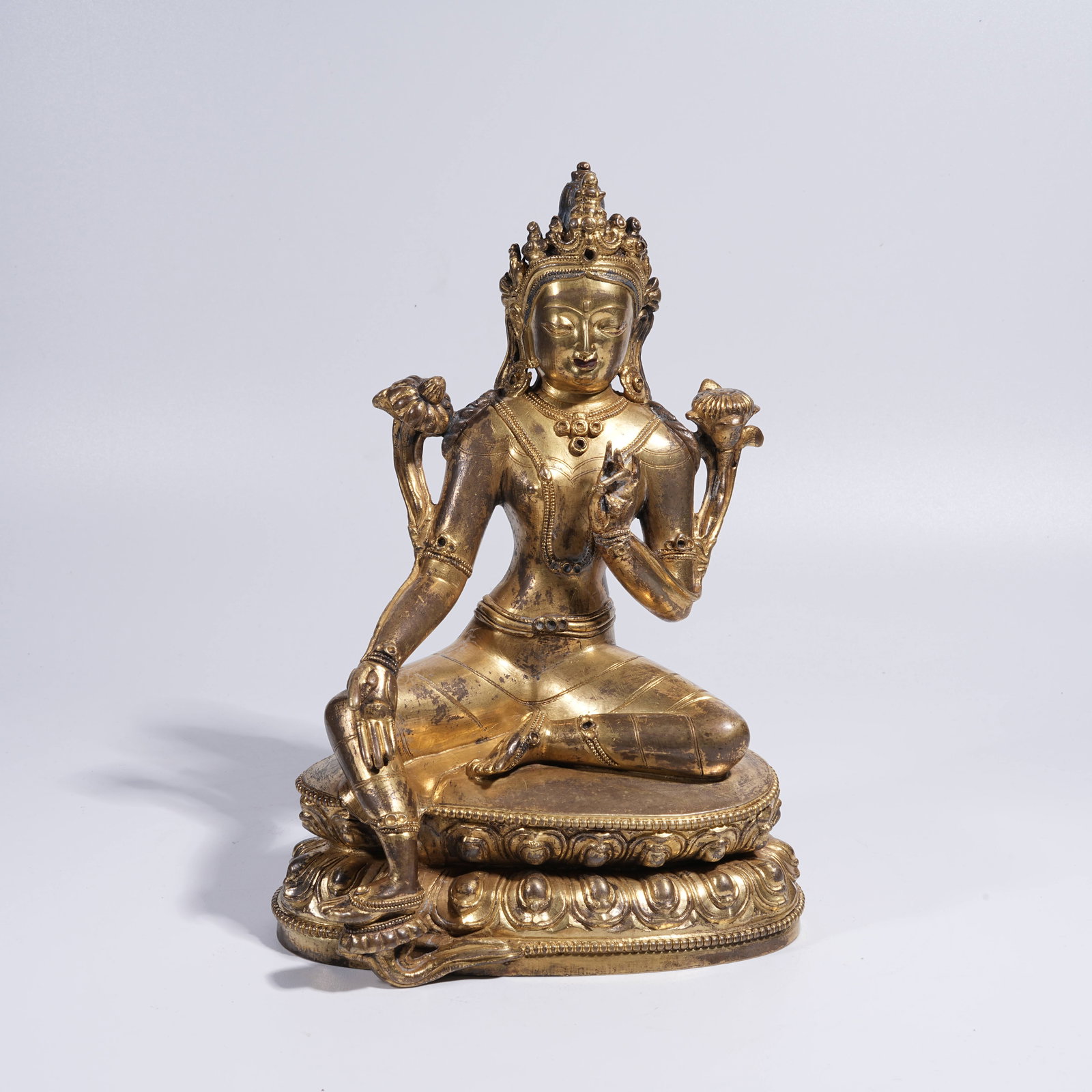 A GILT BRONZE SEATED GUANYIN STATUE (1 of 9)
