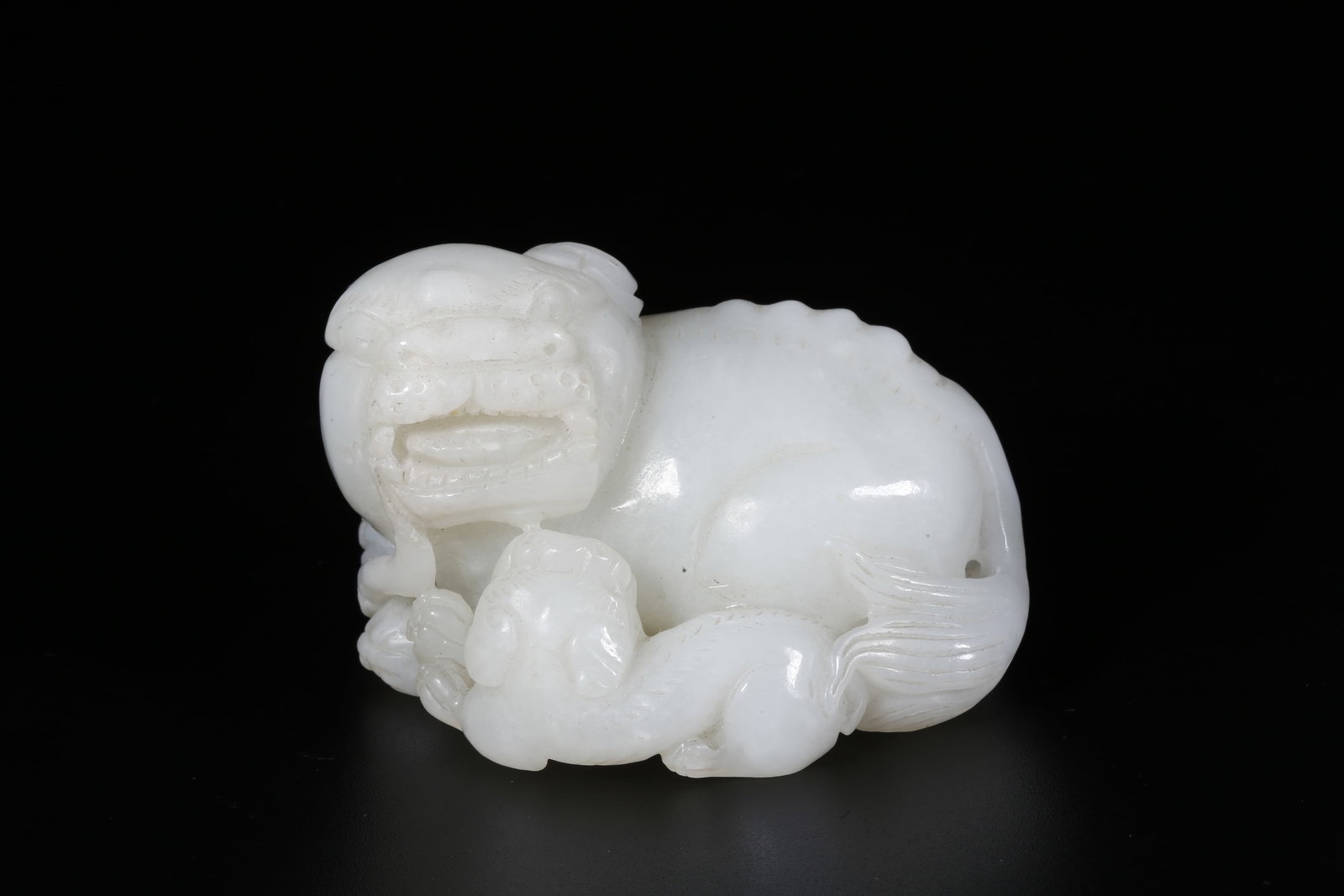 A HETIAN JADE CARVED ADULT AND CUB LION ORNAMENT (1 of 9)