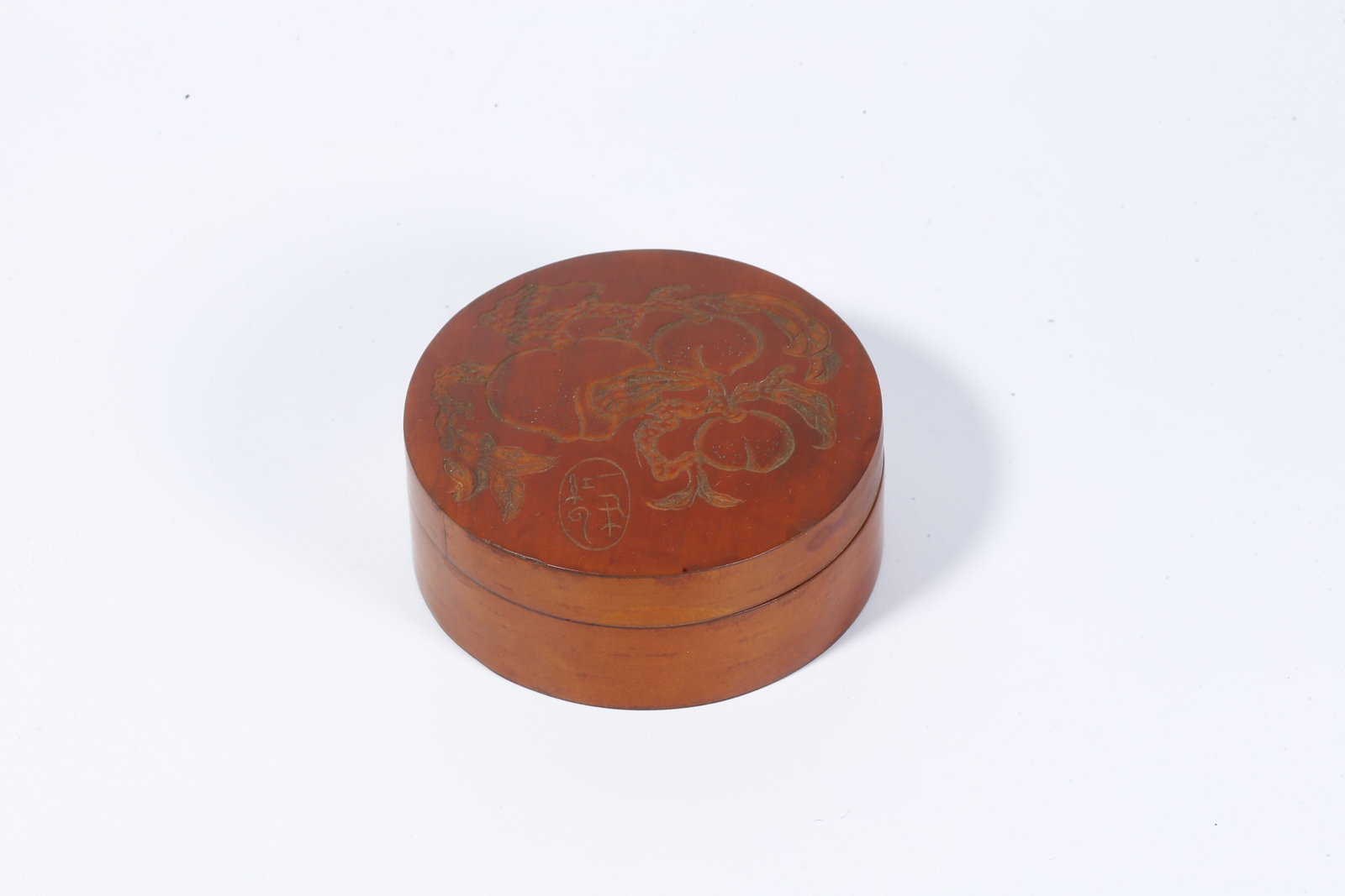 A BAMBOO-INLAID PEACH-MOTIF COVERED BOX (1 of 9)