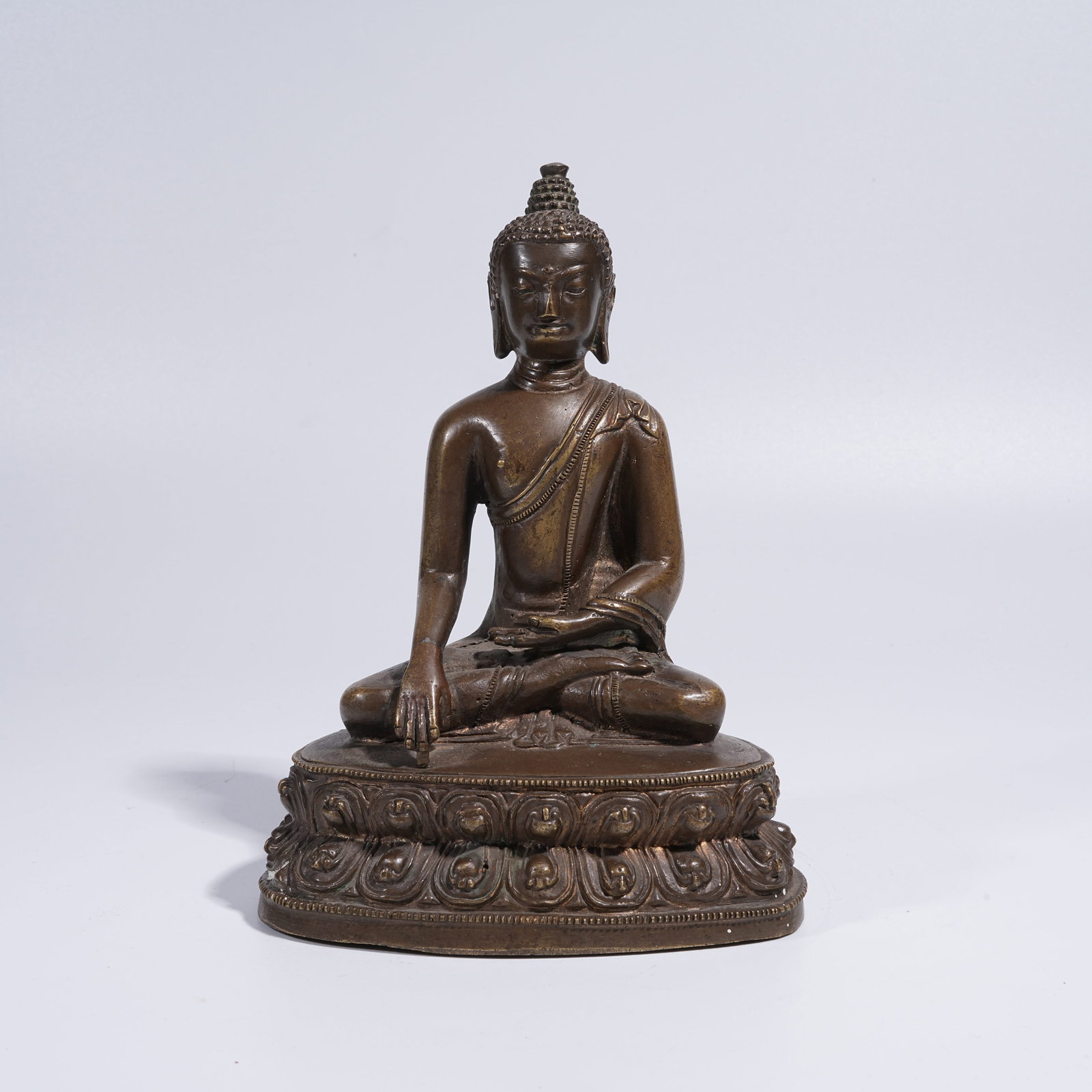 A BRONZE SEATED SHAKYAMUNI STATUE (1 of 9)