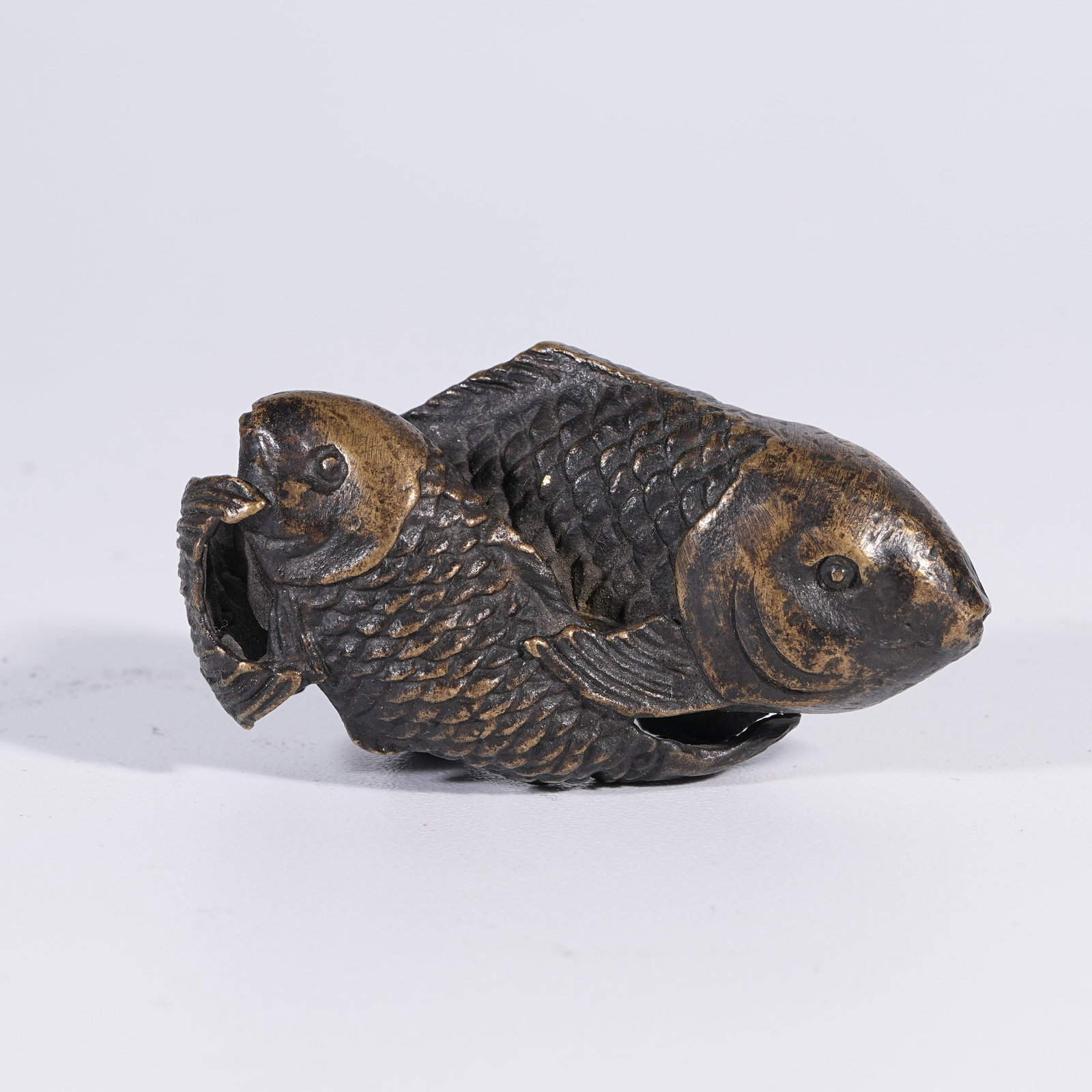 A BRONZE DOUBLE FISH ORNAMENT (1 of 9)
