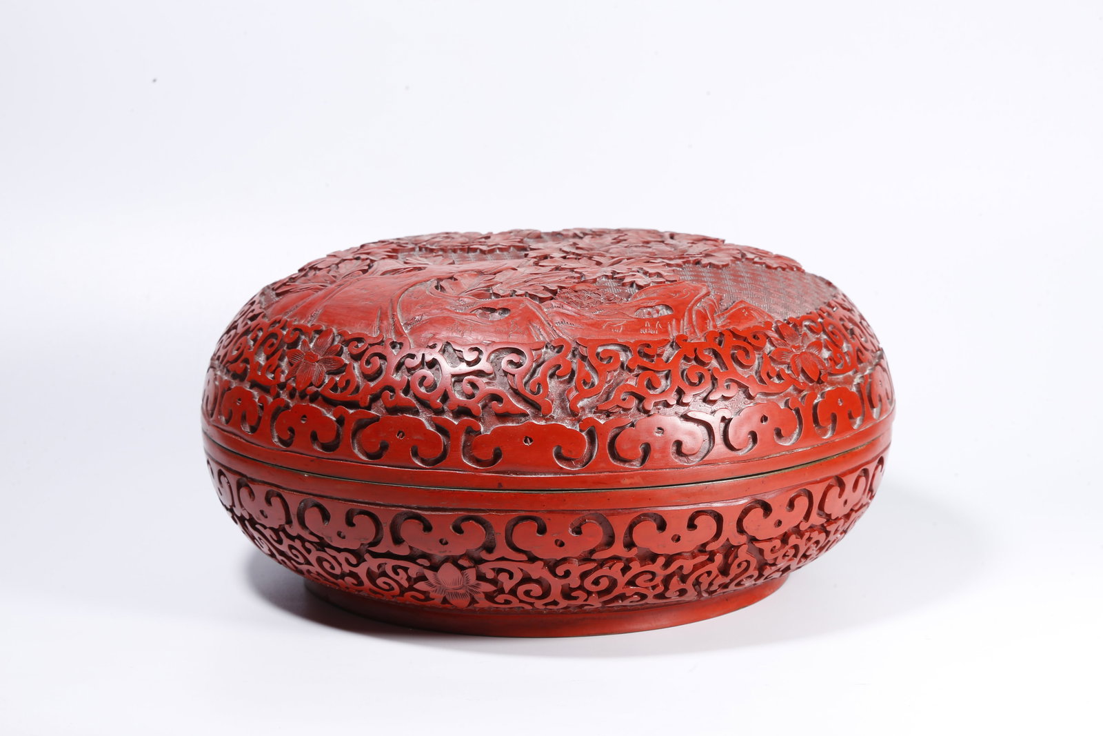 A CARVED RED LACQUER LIDDED BOX WITH FLORAL MOTIFS ON DOLOMITE (1 of 9)