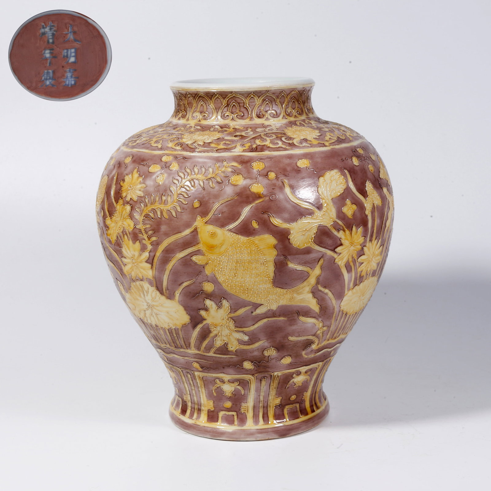 A KIDNEY-BEAN RED GLAZE GILT JAR (1 of 10)