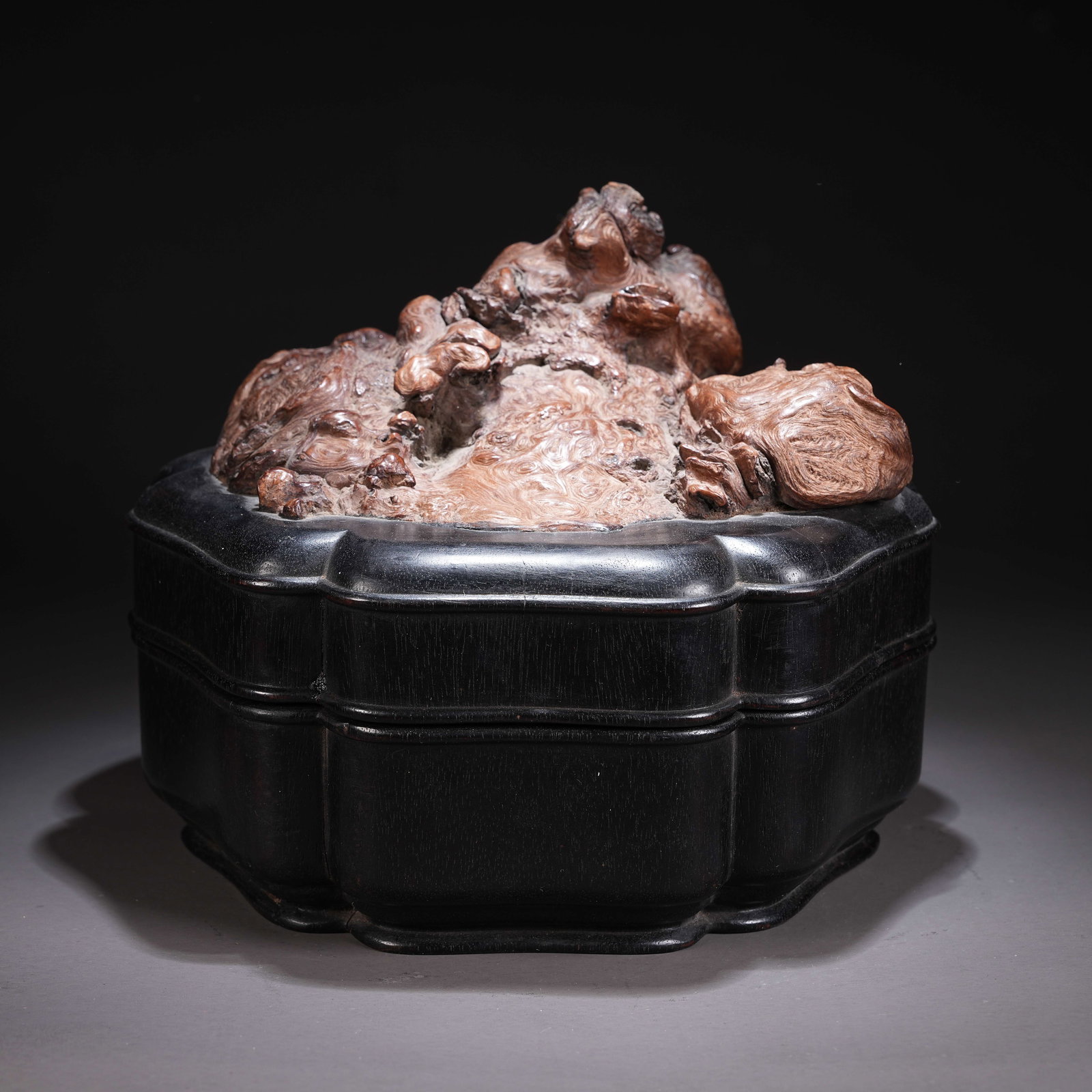 A ZITAN COVERED BOX WITH PETAL-SHAPED RIM INLAID WITH HUANGHUALI (1 of 9)