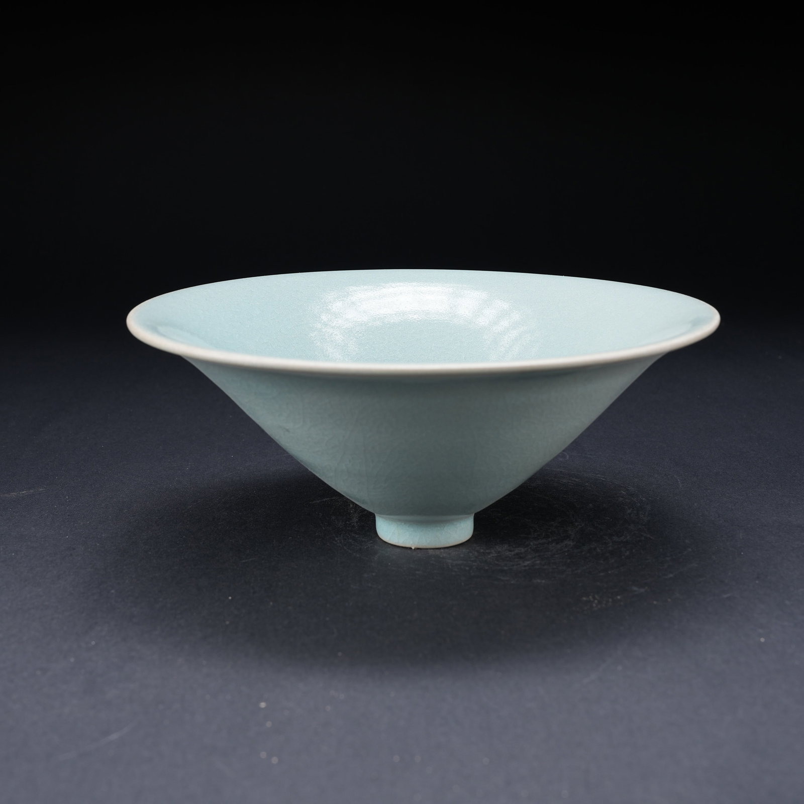 A SKY-BLUE GLAZED CONICAL LARGE TEA CUP (1 of 9)