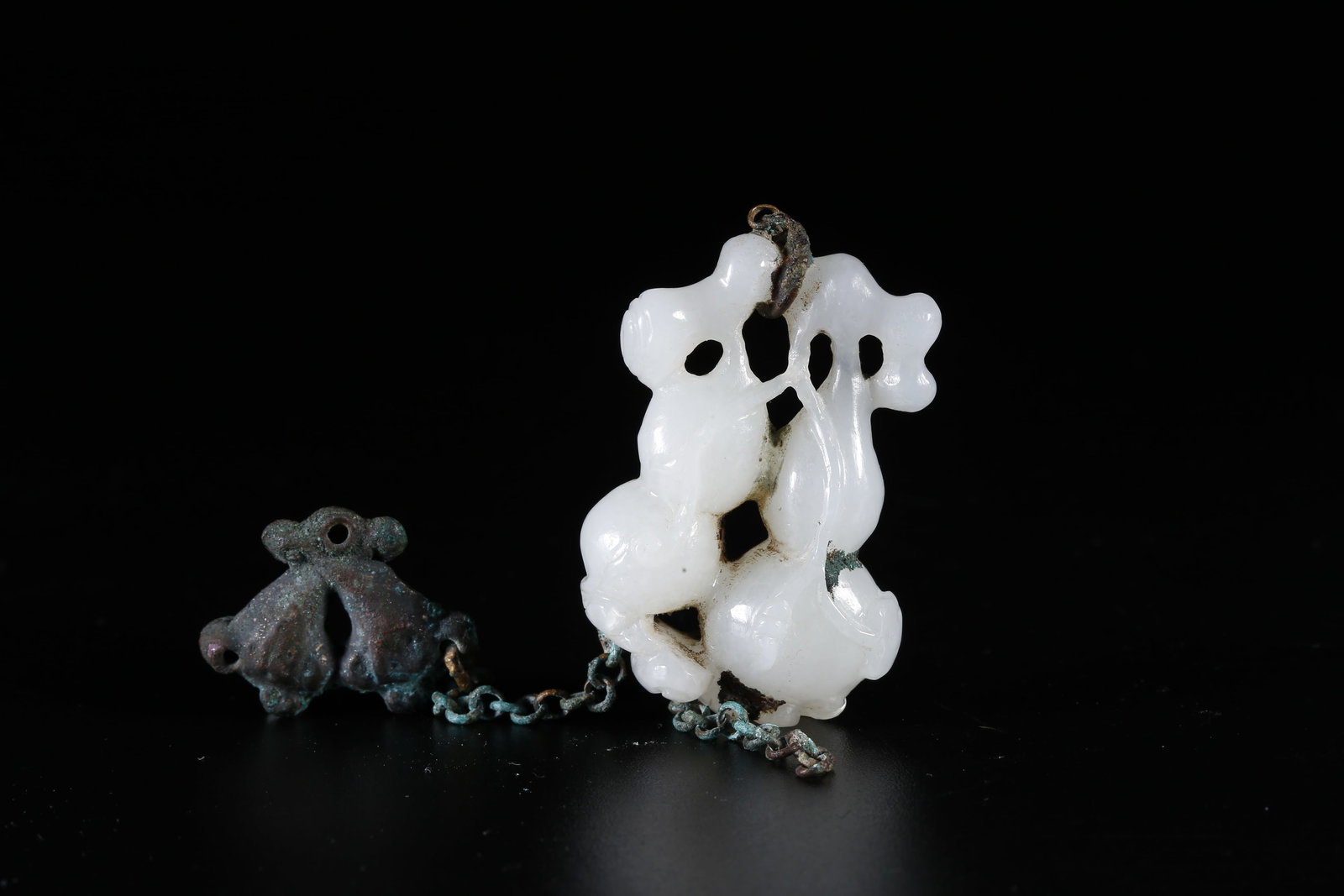 A HETIAN JADE GOURD-SHAPED PENDANT (1 of 8)